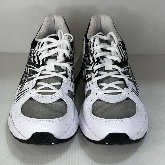 Woman’s Asics gel Kinsei og black, white size 10 us
