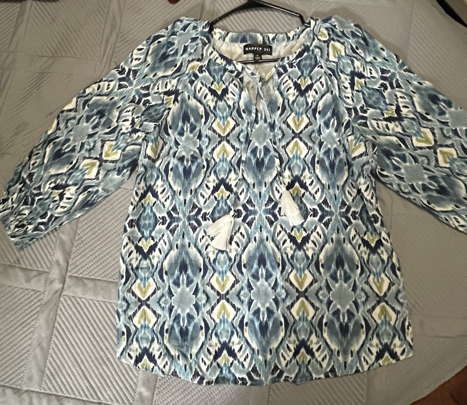 Harper 241 Tunic Blouse S Blue White Geometric V-Neck 3/4 Sleeve Tassel Tie