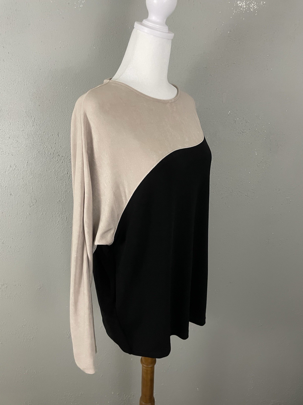 Chicos Travelers Slinky Knit Top Size 1 Medium Black Beige Art to Wear Blouse