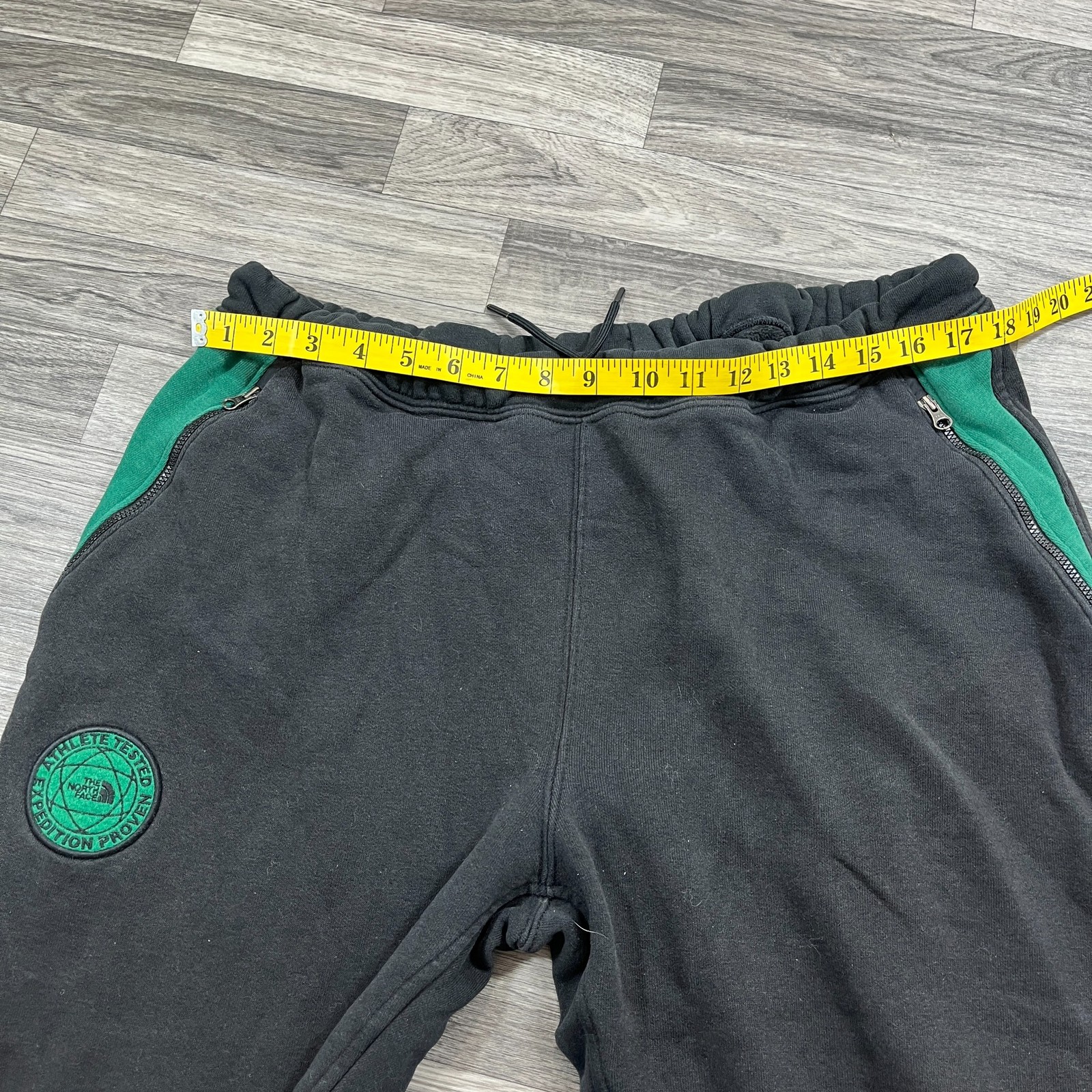 THE NORTH FACE Strecth Waist Drawstring Tie Green Jogger Pants Men’s Size Large