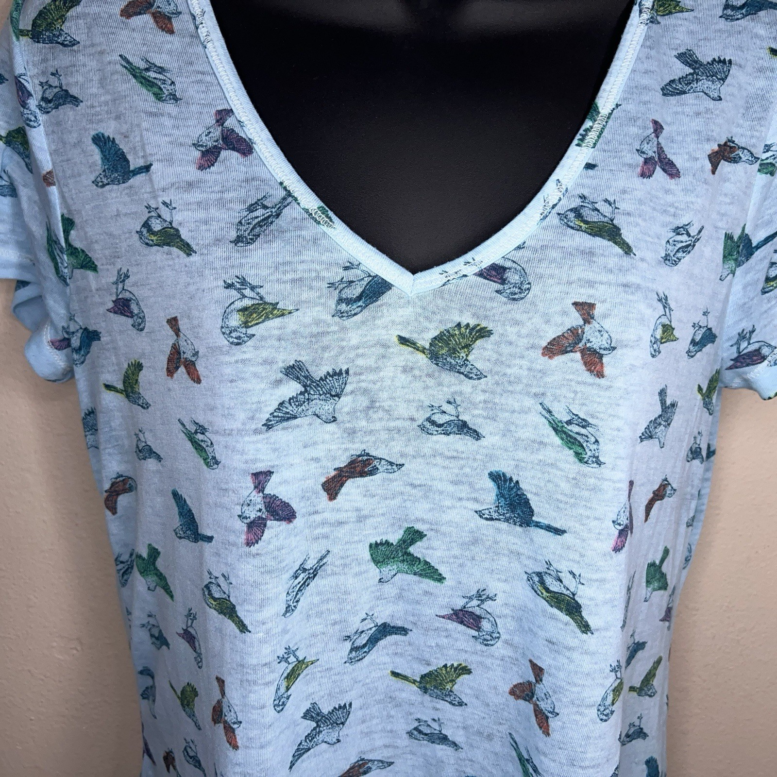 Medium Juniors Mudd Blue Colorful Bird Print Vneck Tee Tshirt Lightweight