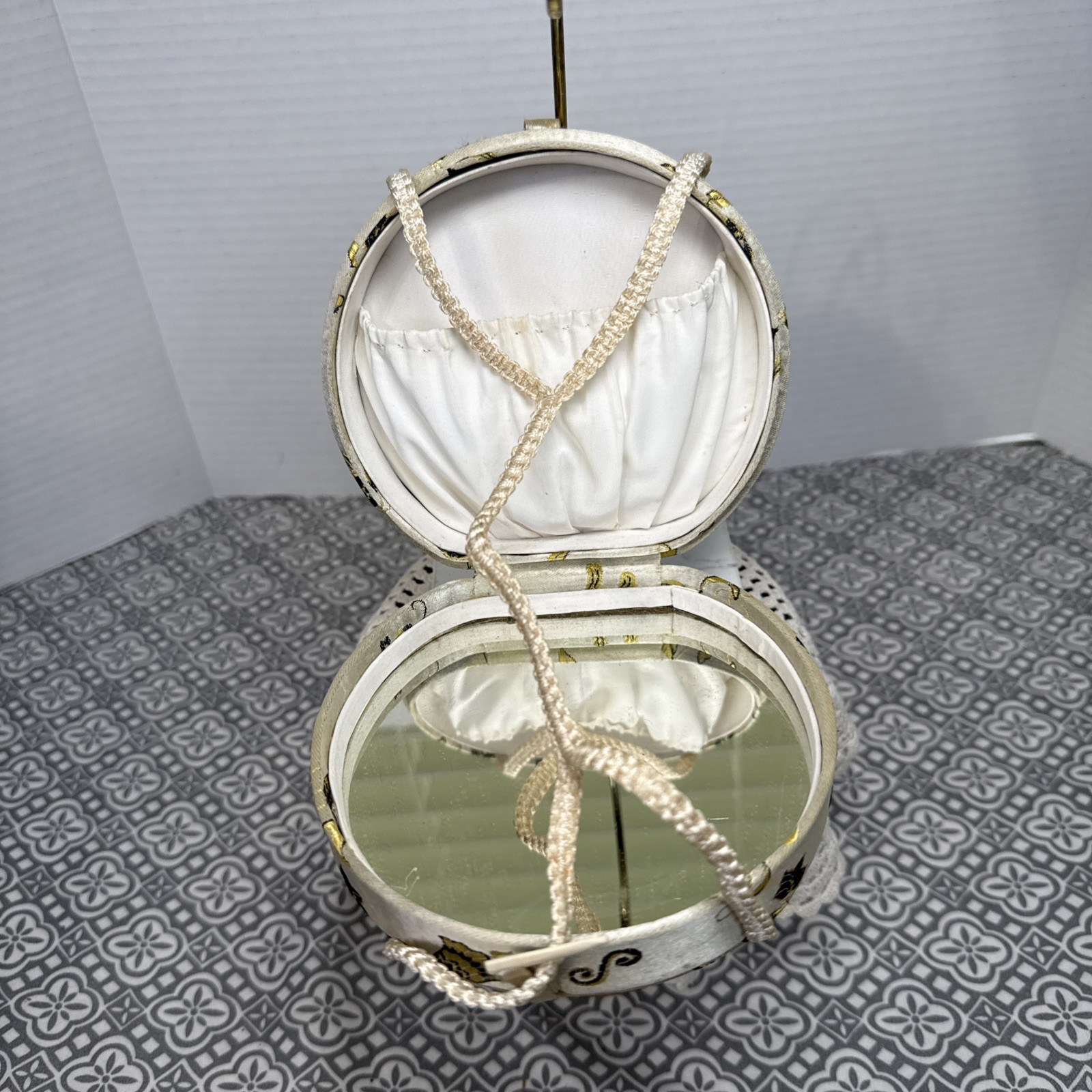 Vintage Embroidered Cream Silk Box Evening Bag, Rare Fashion Gift. See Pictures.