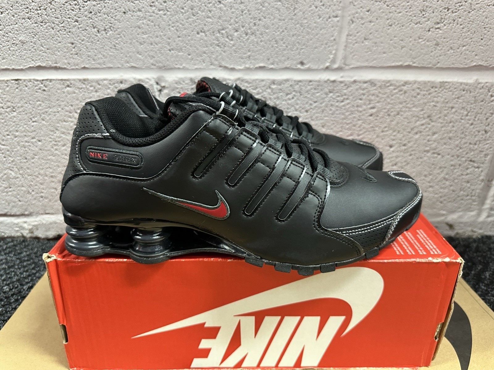 Size 9.5 – New Nike Shox NZ Black/Varisty Red-White 378341-017