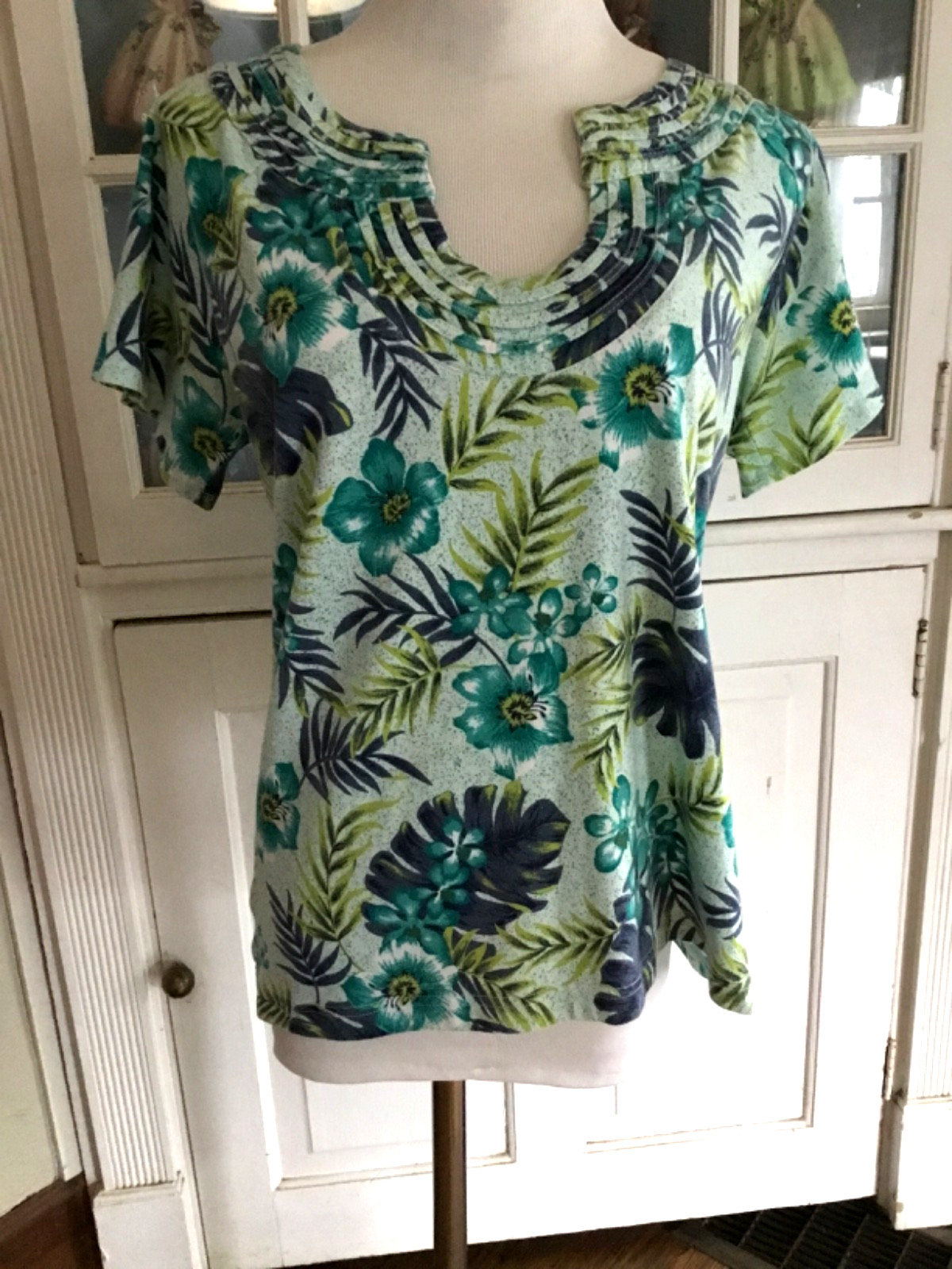 SHENANIGANS Vibrant Tropical Teal Floral Short Sleeve Pleated U Neckline Top S
