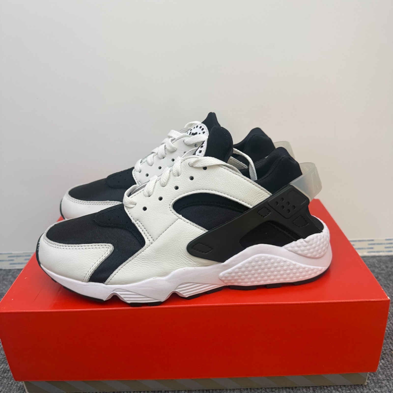 Nike Air Huarache Low-Top Athletic Shoes Black/White DD1068-001 Men’s Size 9