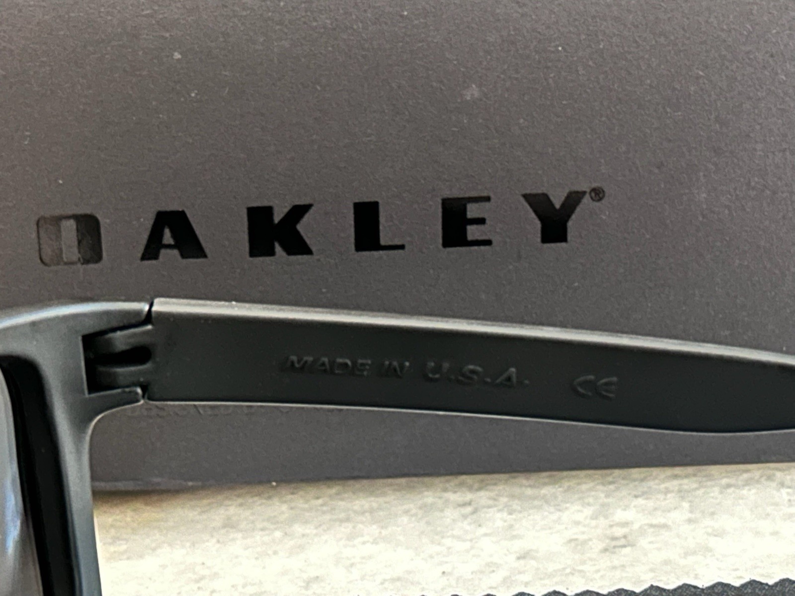 Oakley Holbrook Sunglasses Polarized Silver Lens, Silver Logo, Matte Black Frame