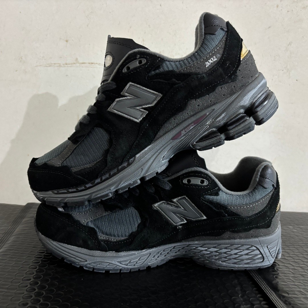Men US 9.5 New Balance 2002R Black Grey Athletic Running Sneakers – NO BOX