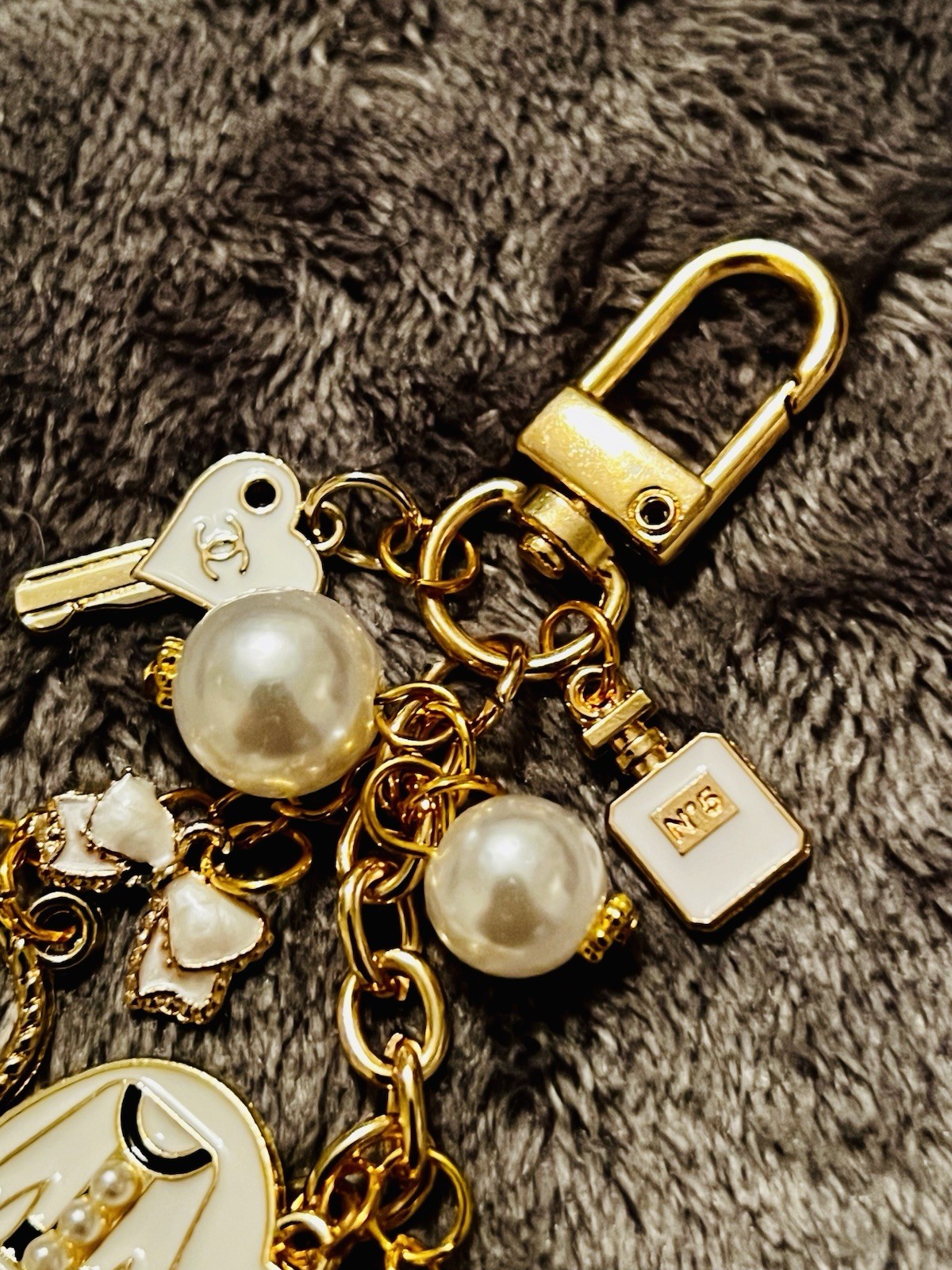🎀🛍️Chanel Gold White Logo Bow & Bag Pearl Rhinestone Charm Keychain🛍️🎀