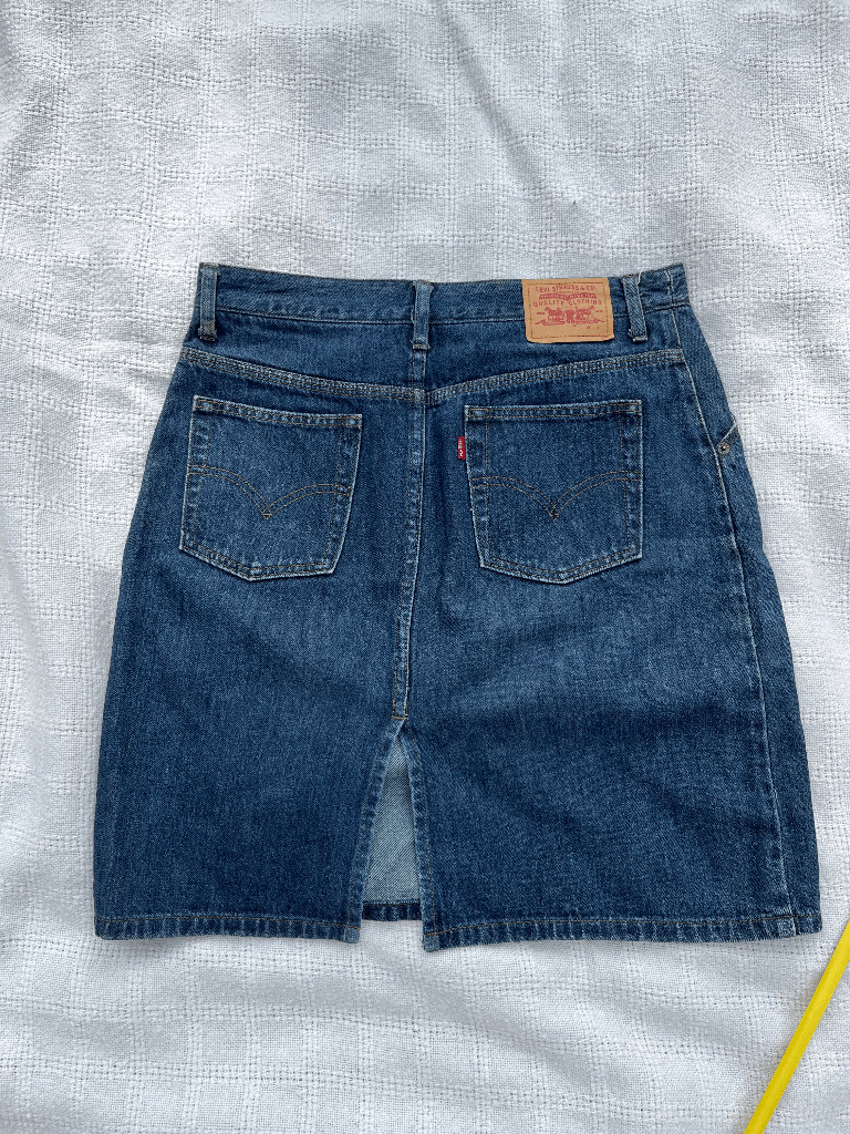 Levi’s 2002 Made in Hong Kong Denim Mini Skirt Y2K Americana Size 10