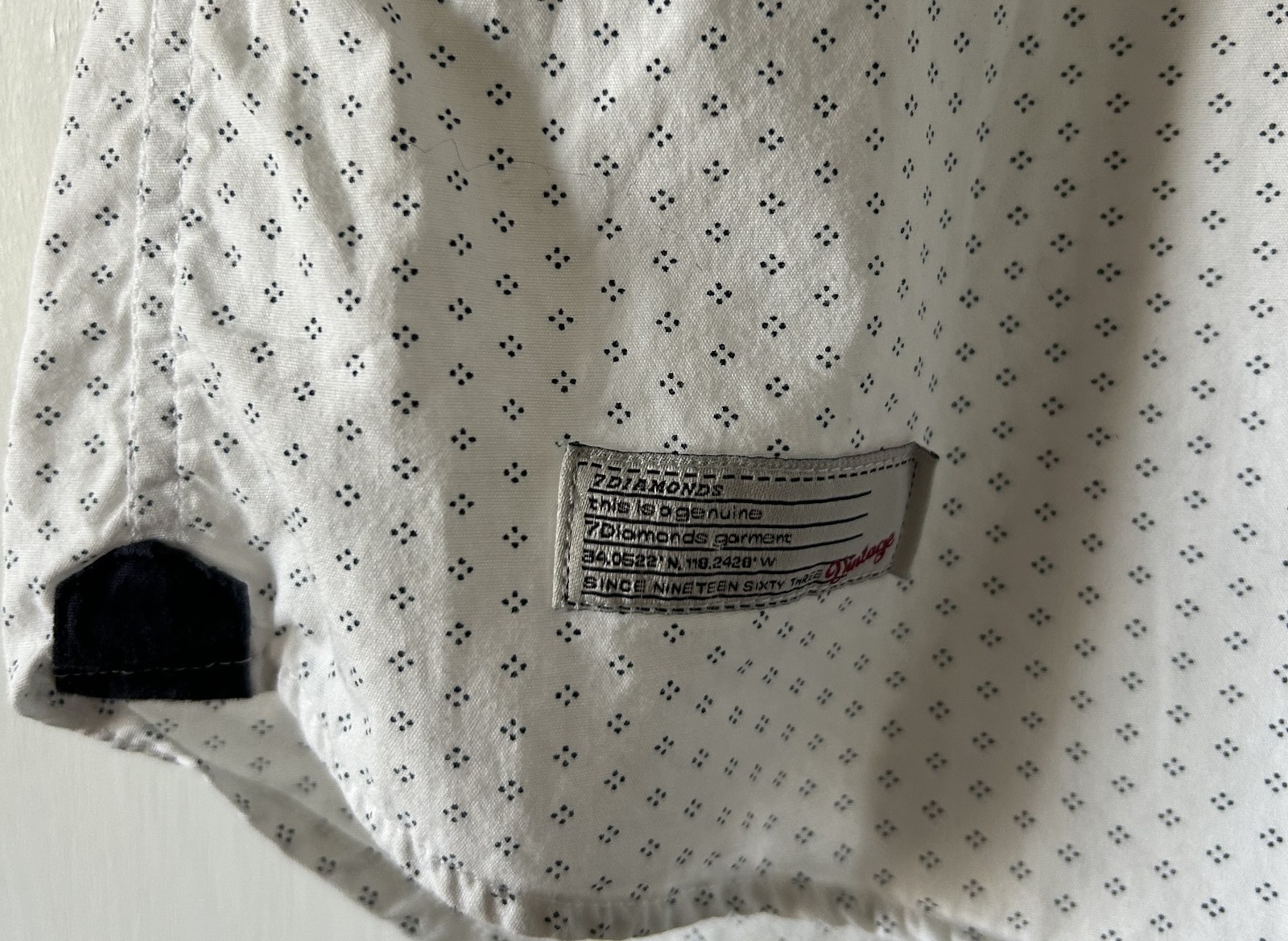 Seven Diamonds Men’s white geometric print short sleeve button up shirt size M