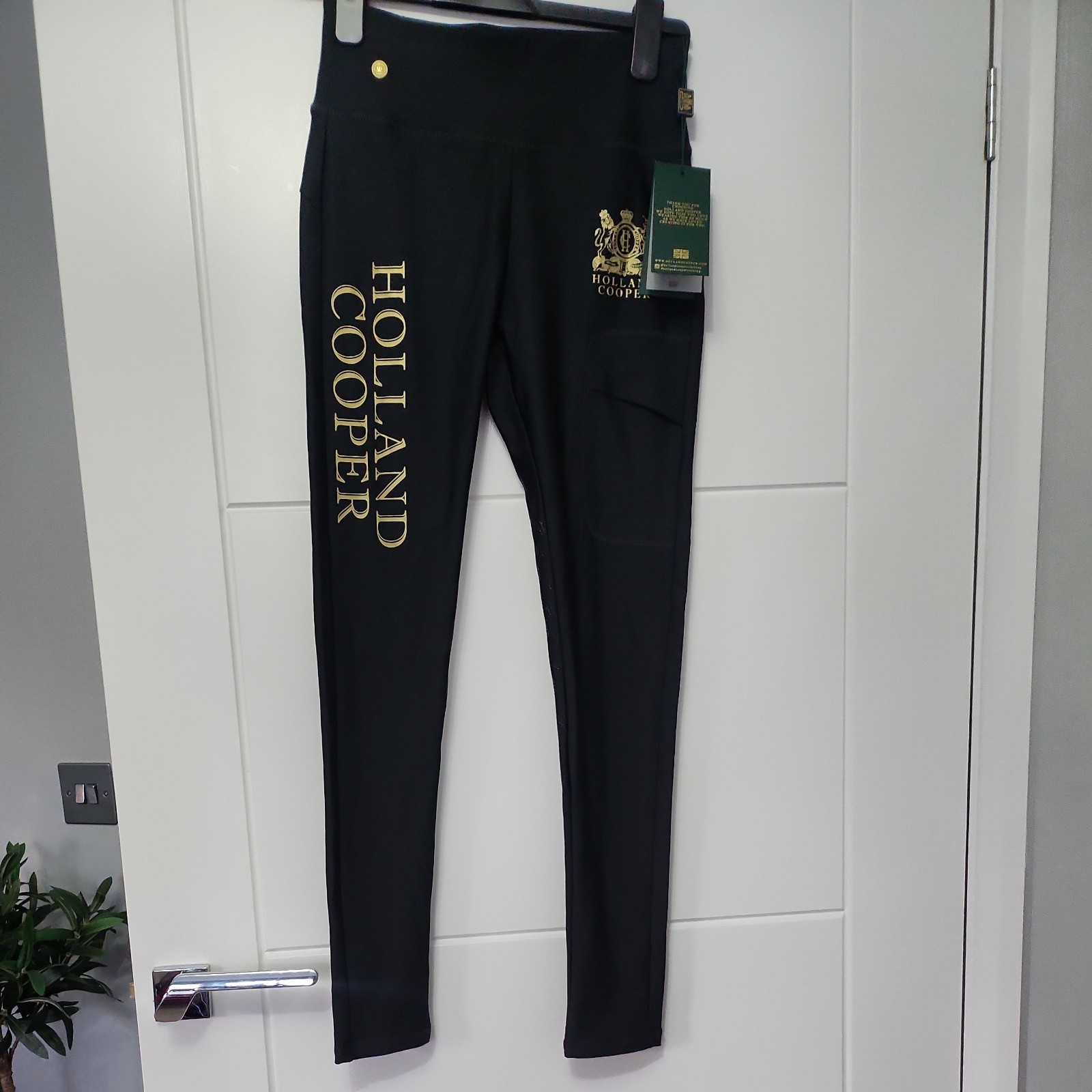 HOLLAND COOPER SPORT LEGGING IN BLACK/GOLD. UK MEDIUM.