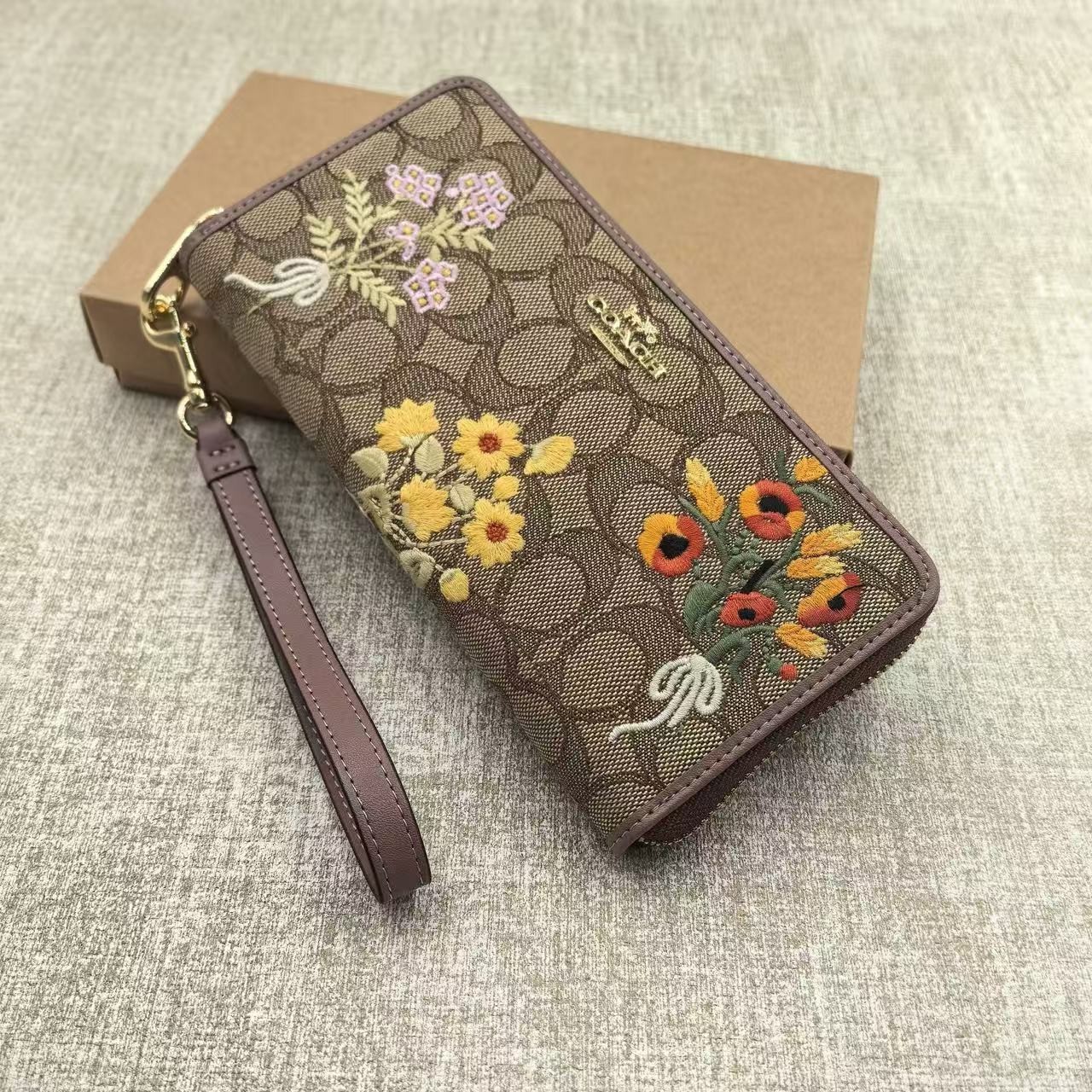 Coach CEC23 Long Zip Around Wallet Signature Jacquard Floral Wristlet