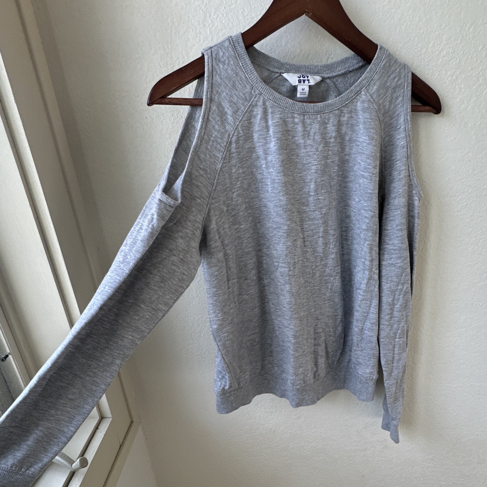 JoyLab Gray Cold Shoulder Pullover Sweatshirt Women’s Size M Crewneck Knit