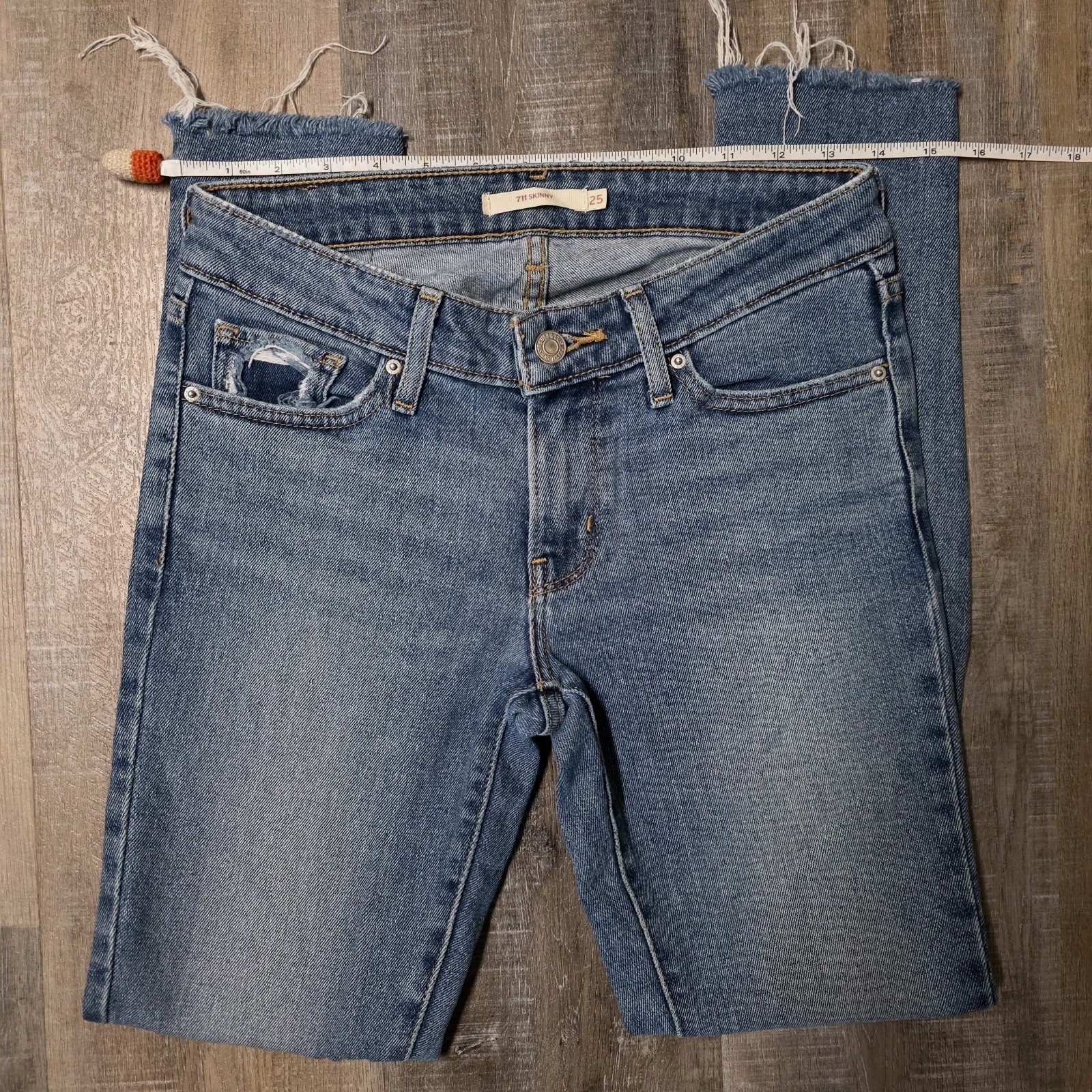 Levi’s 25″ × 27″ 711 Skinny Jean Medium Wash Zipper Mid Rise Cut Off Womens