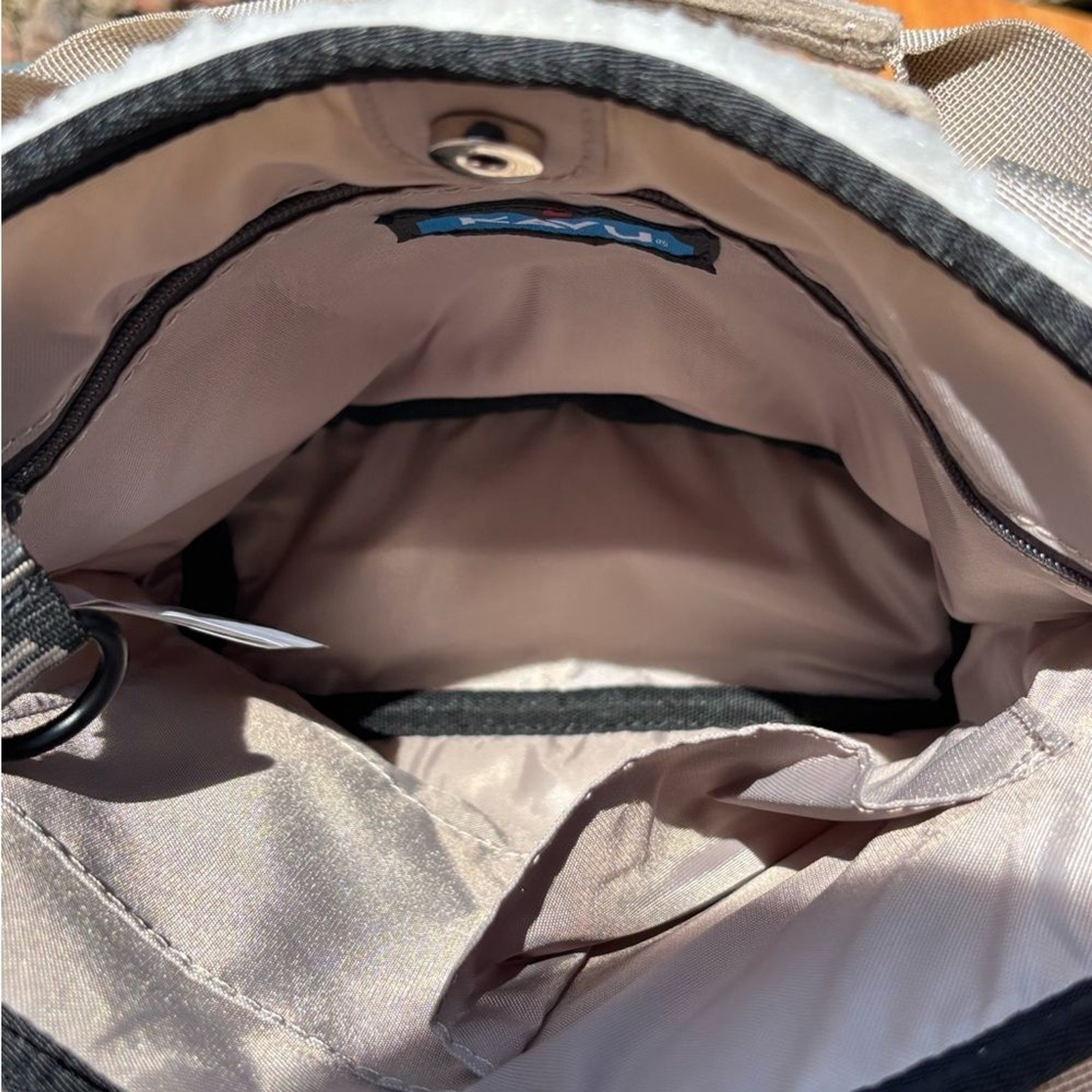 KAVU Brimley Pebble Beach Beige and White Bag Tote (13.5 in x 10.75 in)