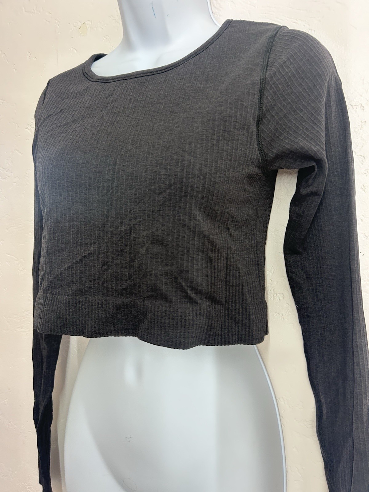 Lululemon Ebb to Street Cropped Long Sleeve Ribbed Bra Top size 8 Charcoal