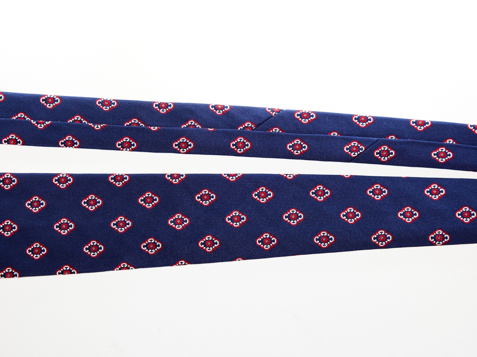 BIGI CRAVATTE Men’s 100% Silk Tie BLUE w/ RED MEDALLIONS 59″ x 3.25″ USED T22