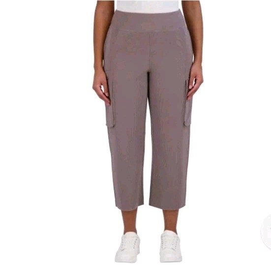 SAGE COLLECTIVE WOMENS CAPRI ZIP CARGO POCKETS PANT. INSEAM 25 1/2 “