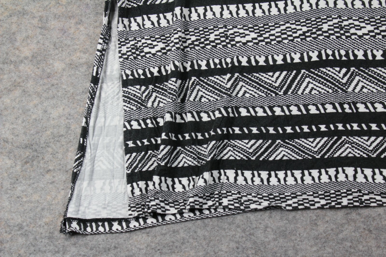 LabelBe Tank Top Sz 16 Black White Long Side Slit Aztec Pullover Stretch Comfort