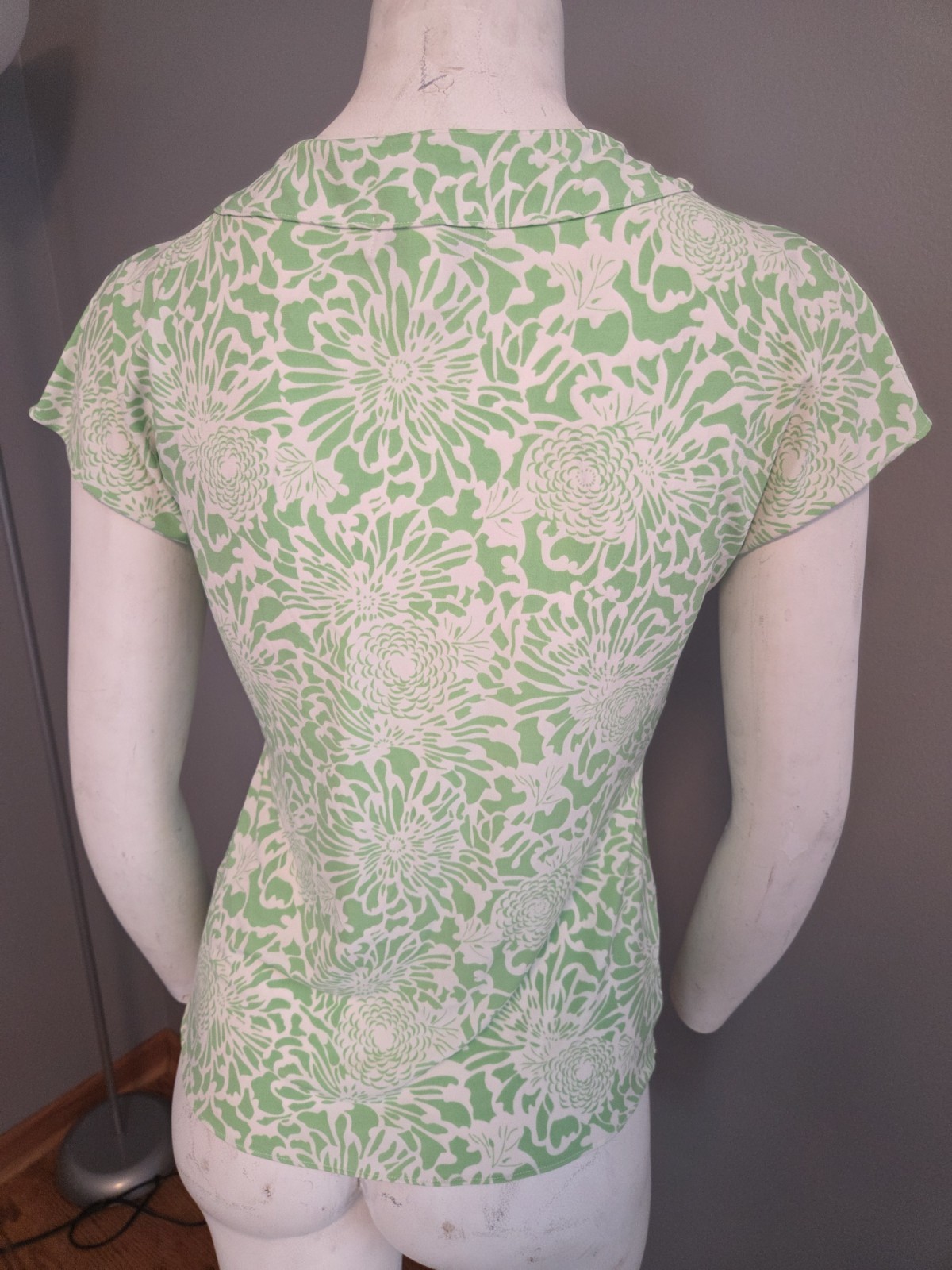 Banana Republic Green White Floral V-Neck Ruched Stretch Cap Sleeve Top M 4