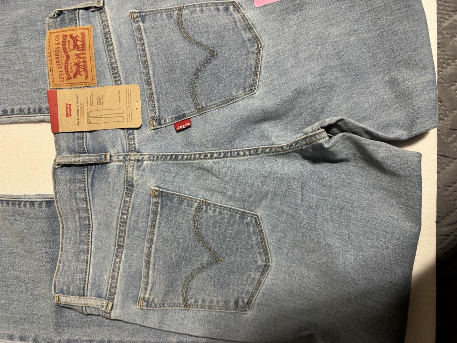 Levi’s Women’s 314 Shaping Straight Size 6 28/32 Mid Rise Light Wash NWT