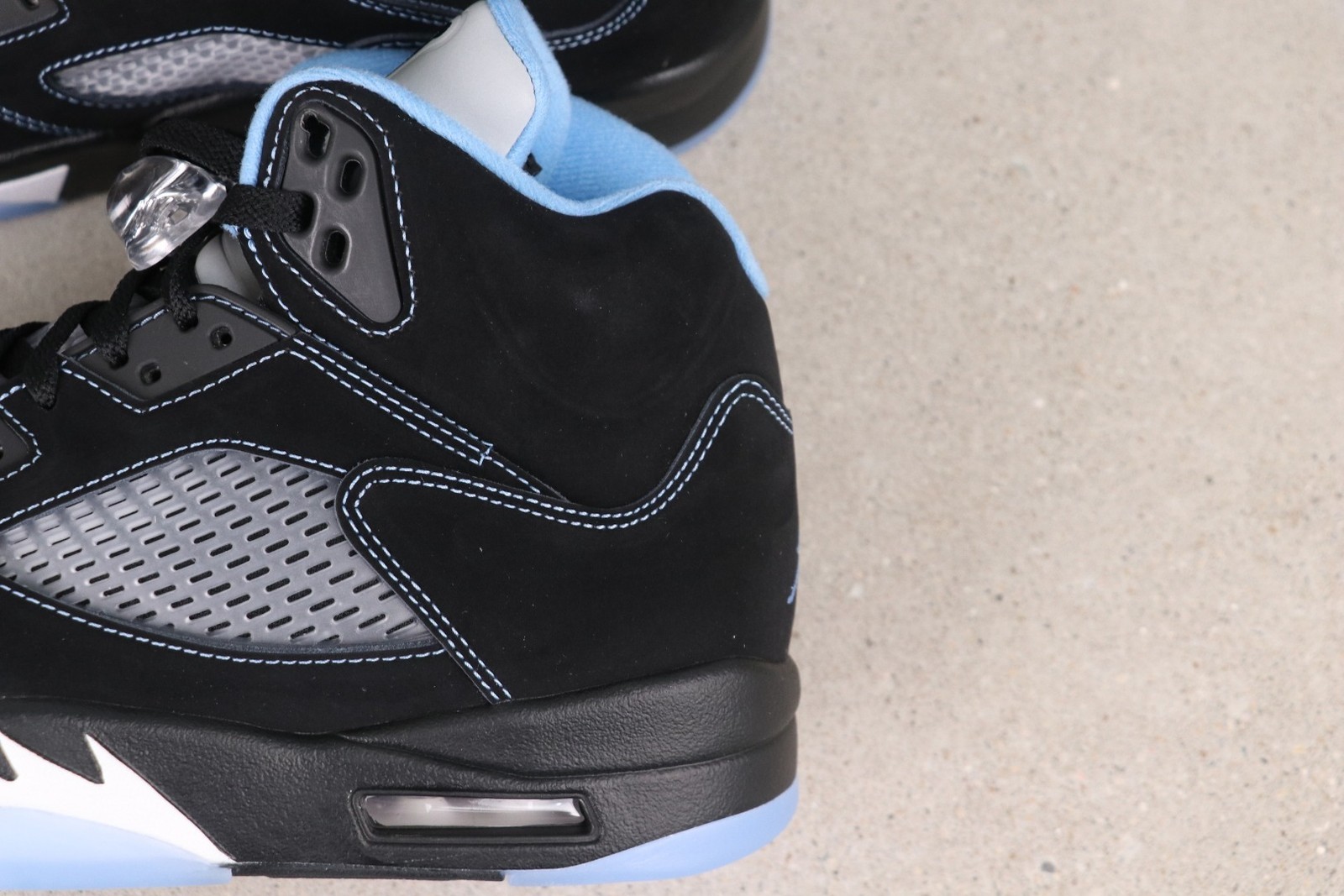 DD0587-008 AJ5 Retro BLACK UNIVERSITY BLUE CAROLINA UNC 2026 NEW