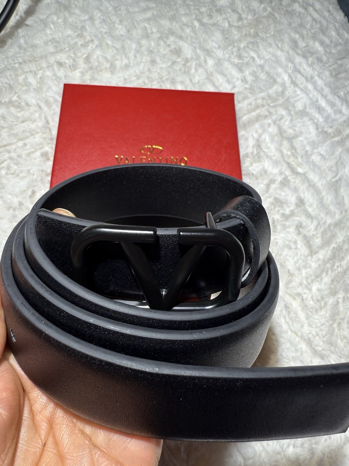 Valentino Garavani belt with VLogo buckle in black leather.
