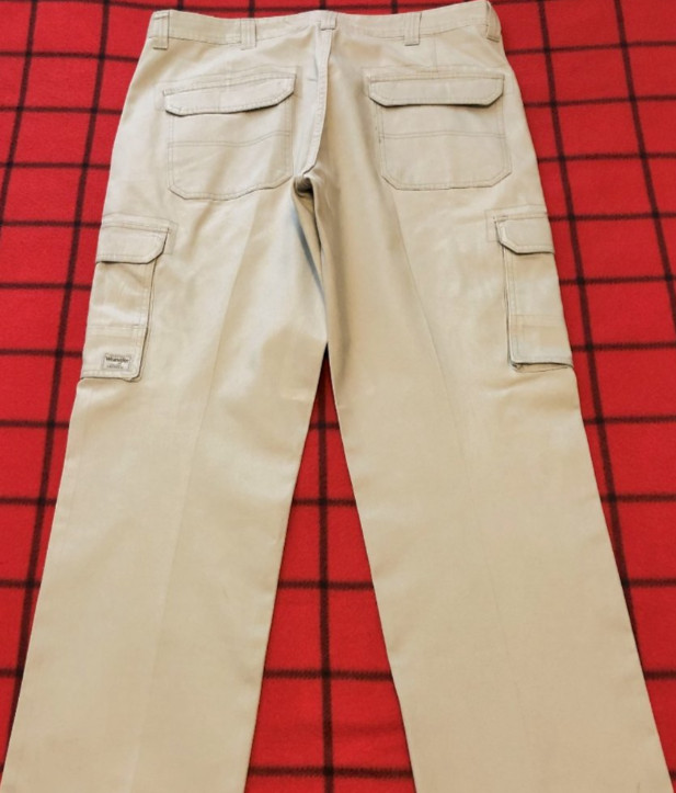 Genuine Wrangler Cargo Men’s Sz 38×32 Quality Khakis Pants High Rise Flat Front