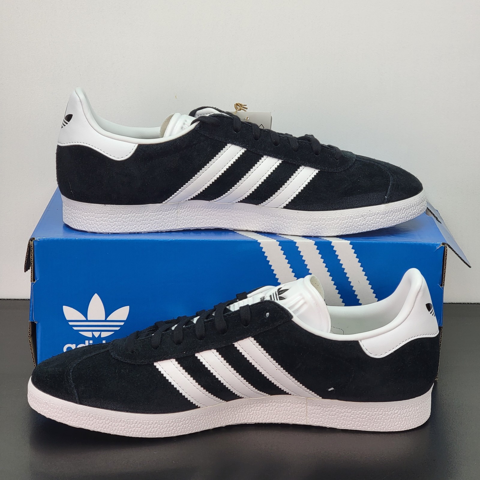 Adidas Gazelle Men’s Size 10 Shoes Black White Athletic Casual Sneakers