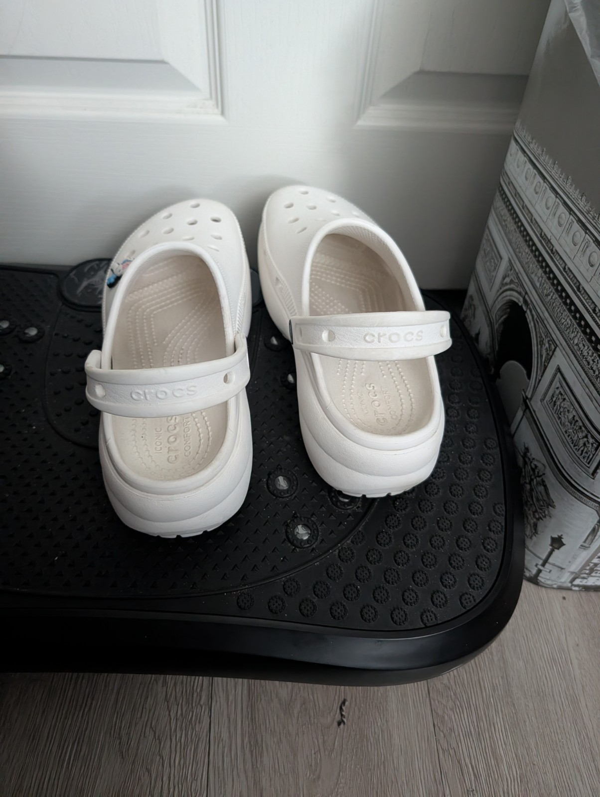 Crocs Woman’s White Solid Clog Casual Shoes Size 7 Breathable Logo Charm