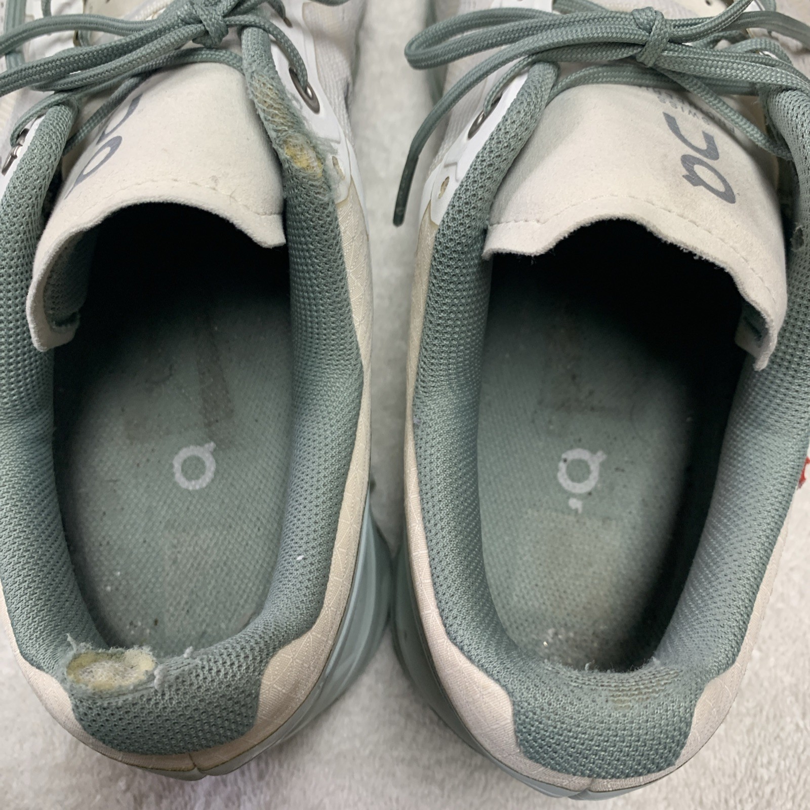 ON Running Women’s US 10.5 Cloudventure White/Moss