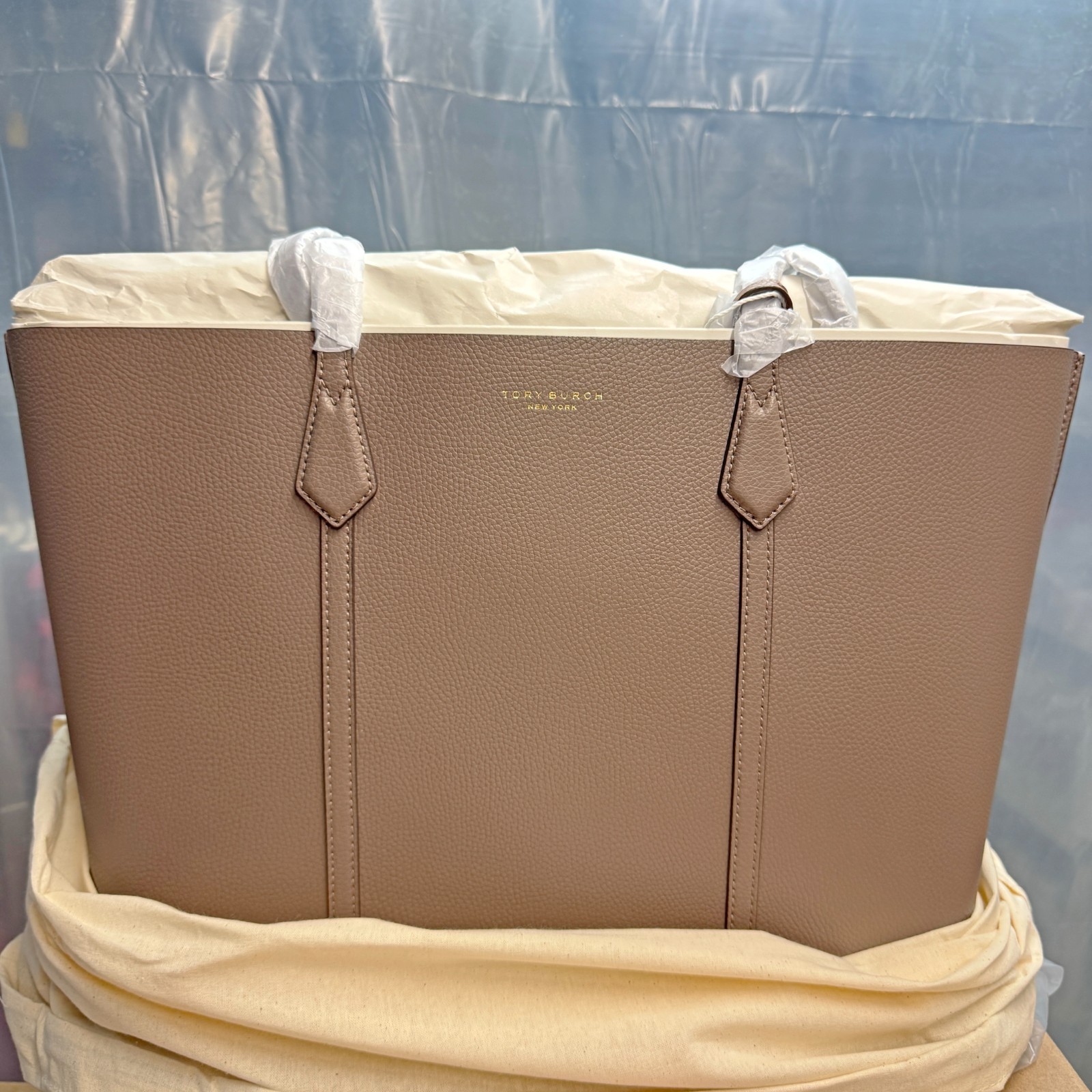 Tory Burch Perry Large Leather Tote – Clam Shell