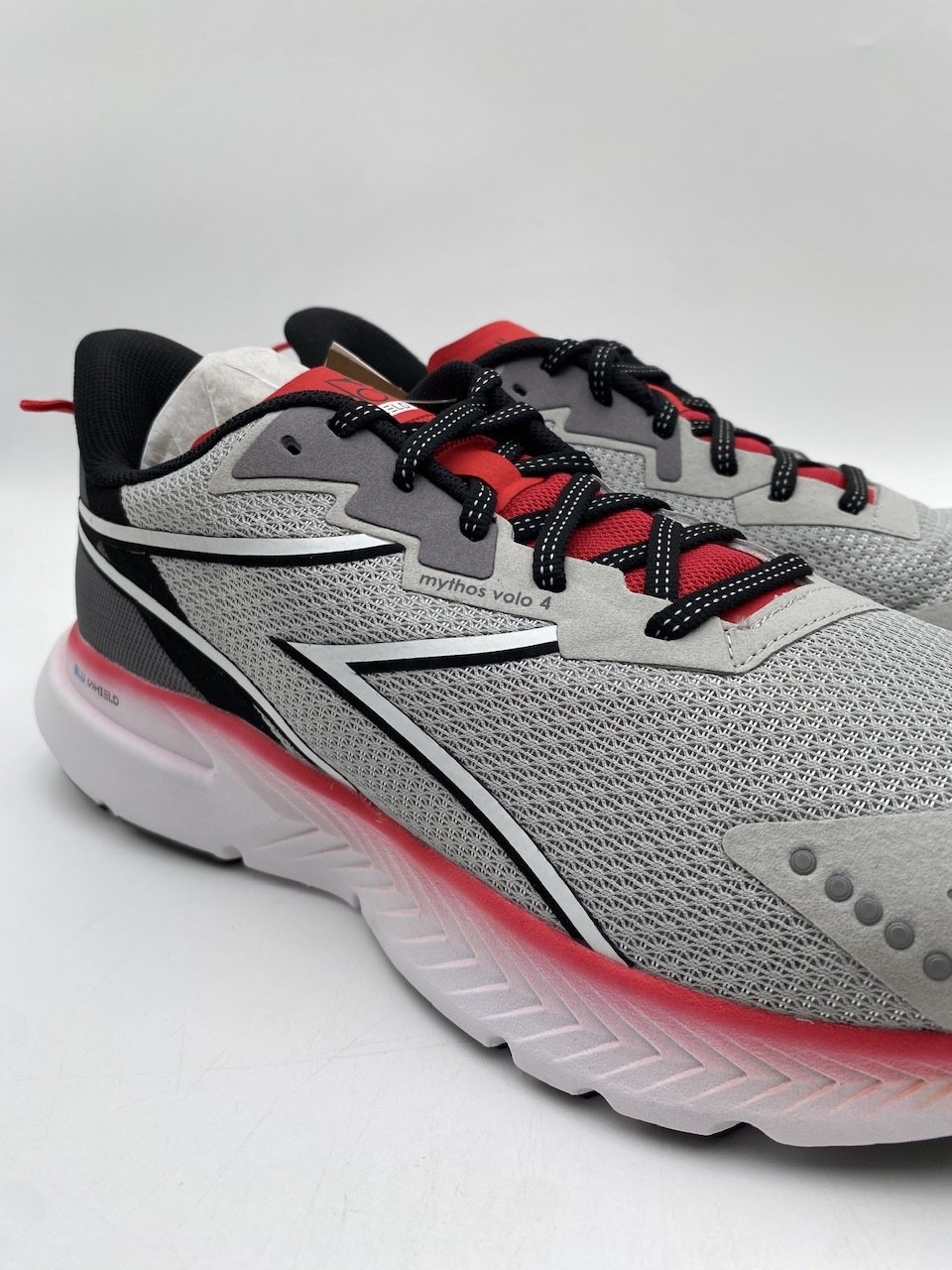 Diadora MYTHOS BLUSHIELD VOLO 4 Men’s NEW Running Shoes Silver/Steel Multi Sizes