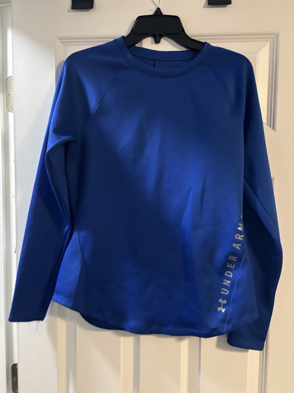 Under armor fitted thermal blue undershirt women’s cold gear logo on the side M