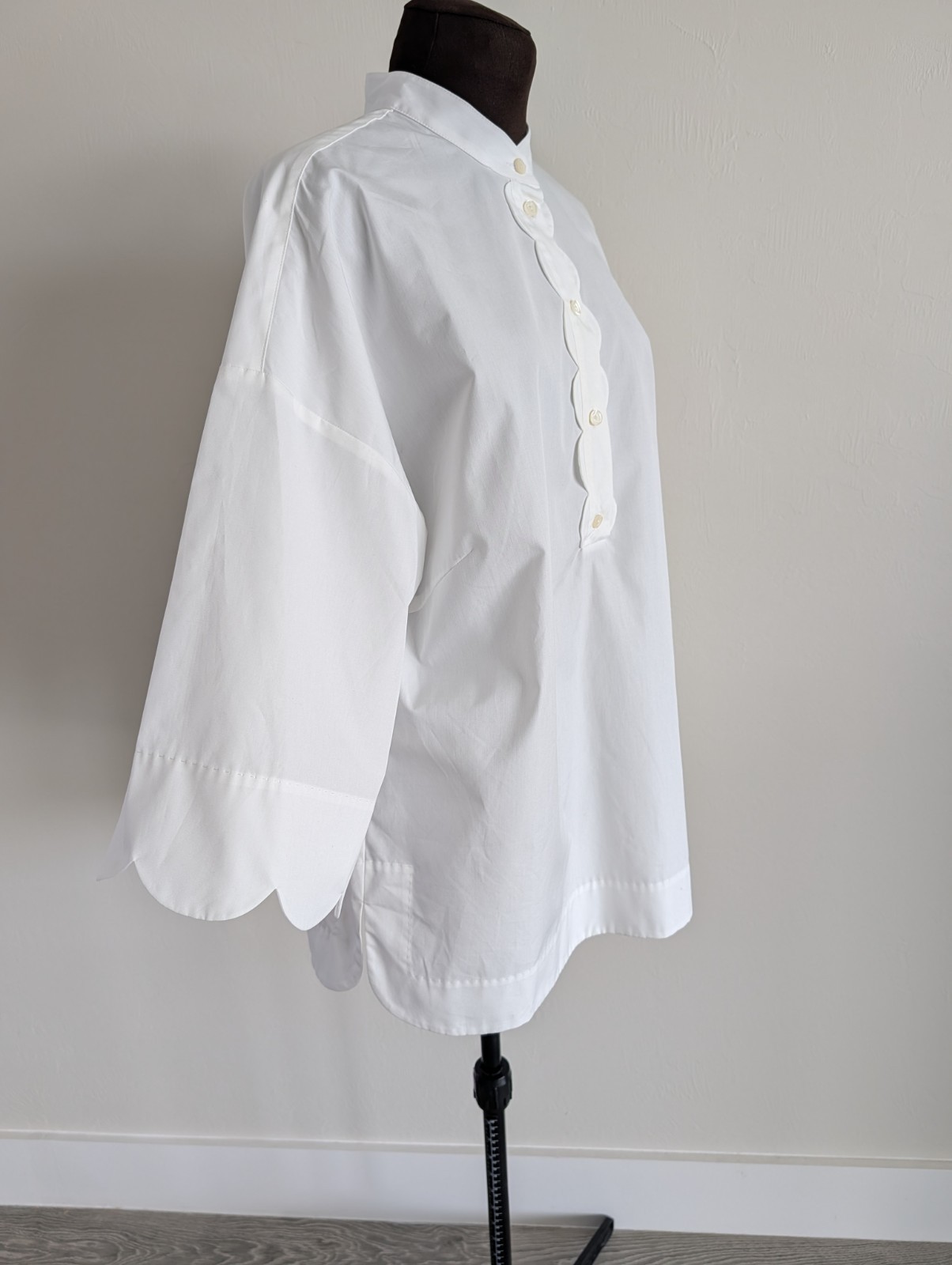 $650 New Escada white Cotton scallop collared button top blouse 40 10 L