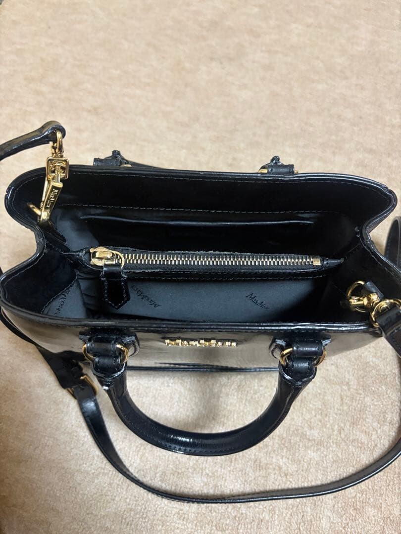 MaxMara Black Patent Leather Shoulder Bag Adjustable Strap Gold Hardware 22cm