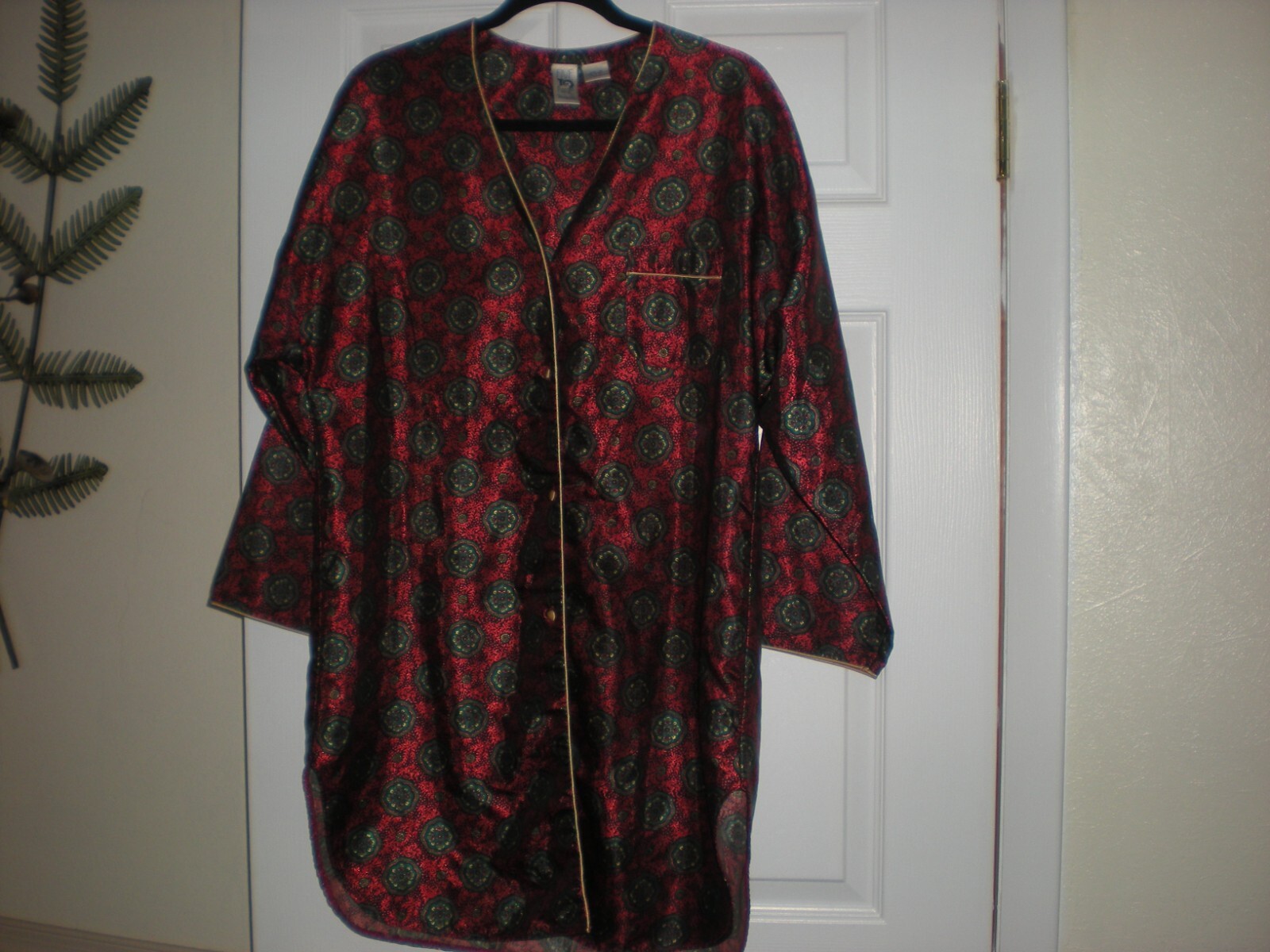 VANITY FAIR FIVE TO NINE SILKY NIGHT SHIRT – SIZE M – NWOT