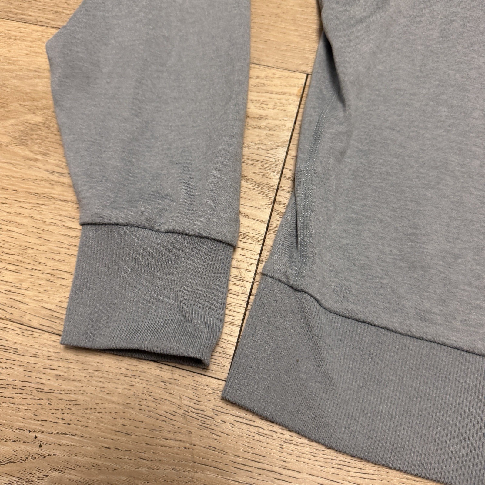 Vuori Long-Sleeve Halo Crew Pullover Sweatshirt VW241 Size Small Sample