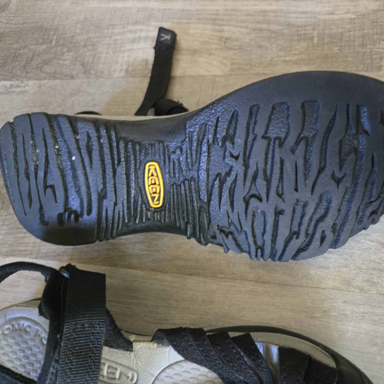 KEEN Adventure Rose Black Athletic Strappy Closed Toe Sandals Womens Size 7