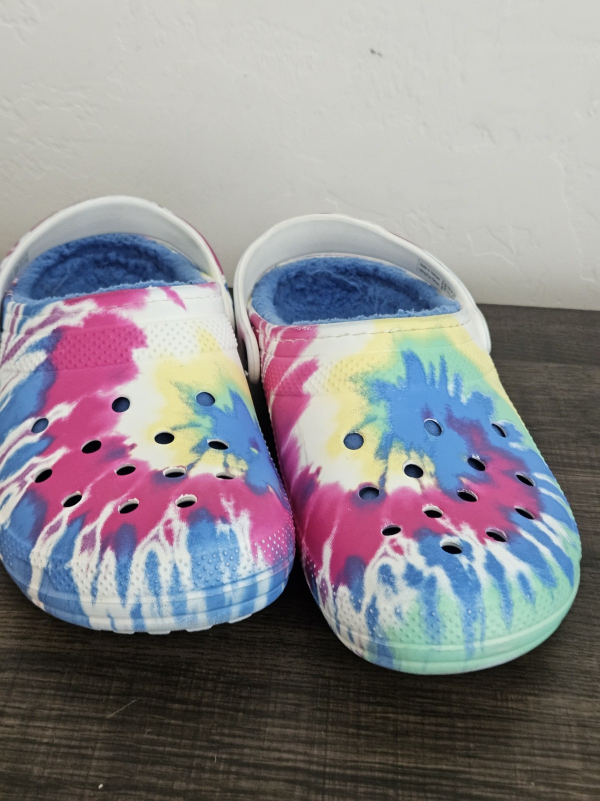 Clean GUC Crocs Classic Tie-Dye Hot Pink Lined Fuzzy Slides M 6/W 8 (US Size)