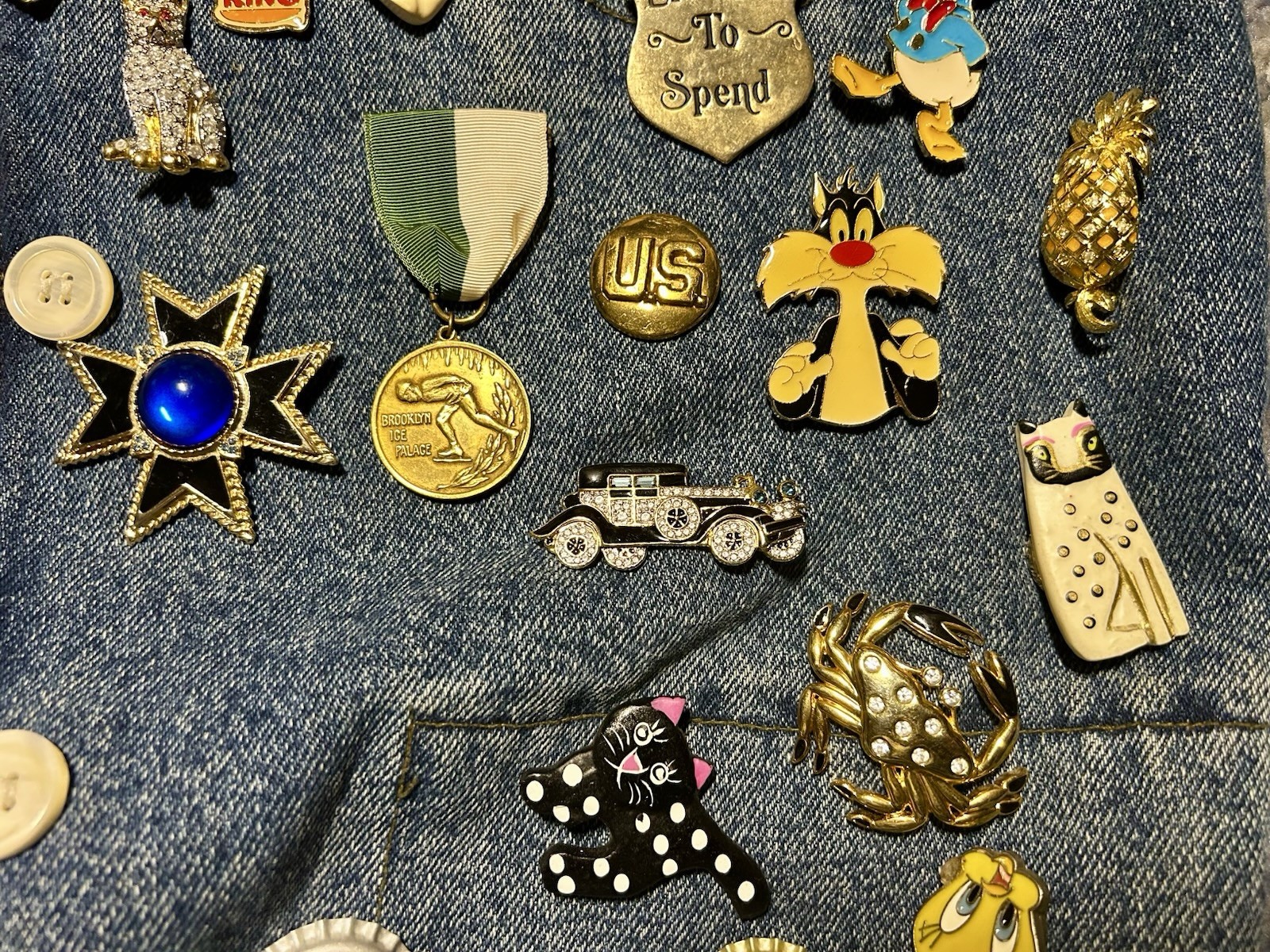 Vintage Kikit Denim Jacket Covered In 116 Vintage Pin & Brooch, See Pictures