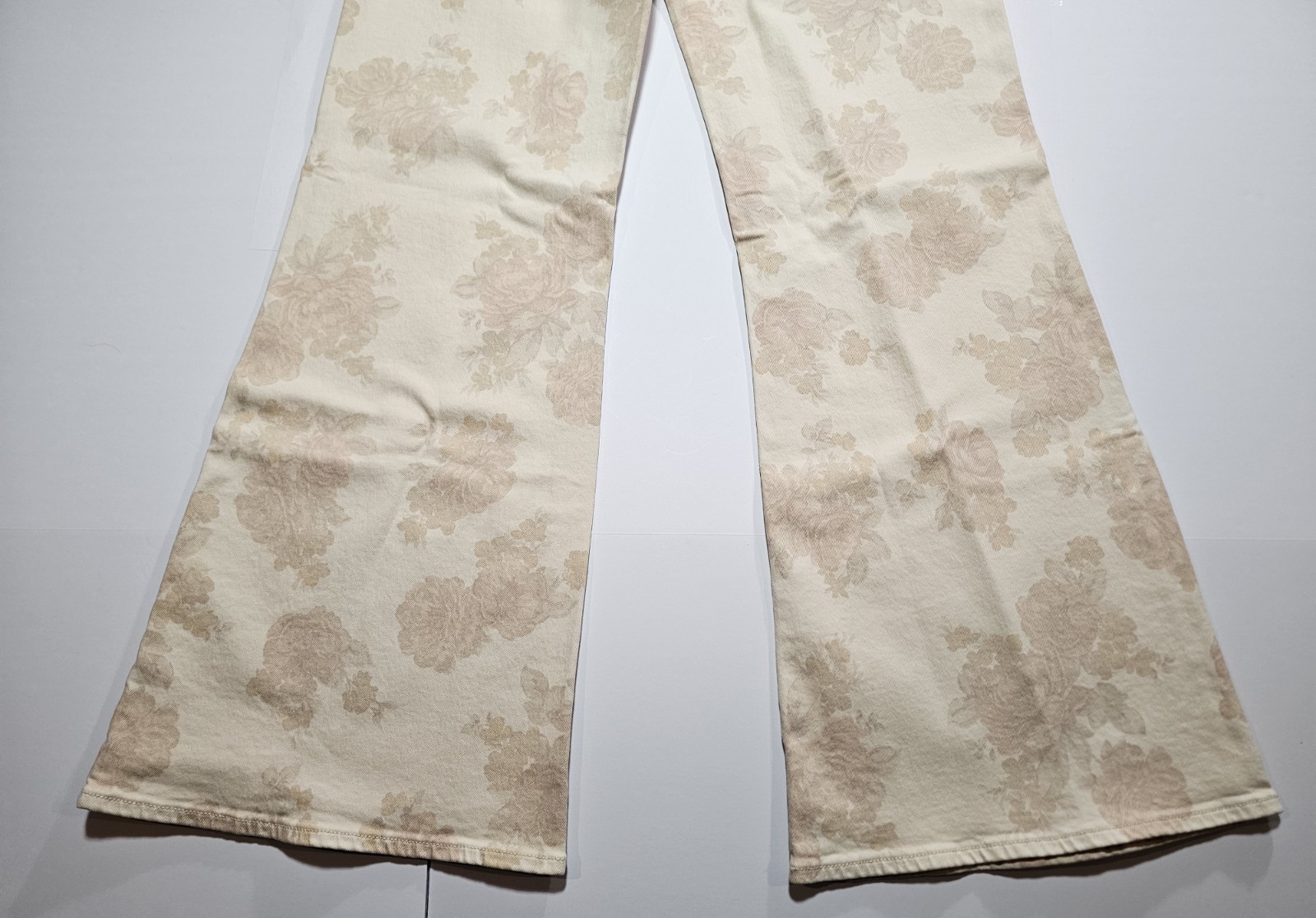 American Eagle AE Low-Rise Floral Flare Jeans Size 2