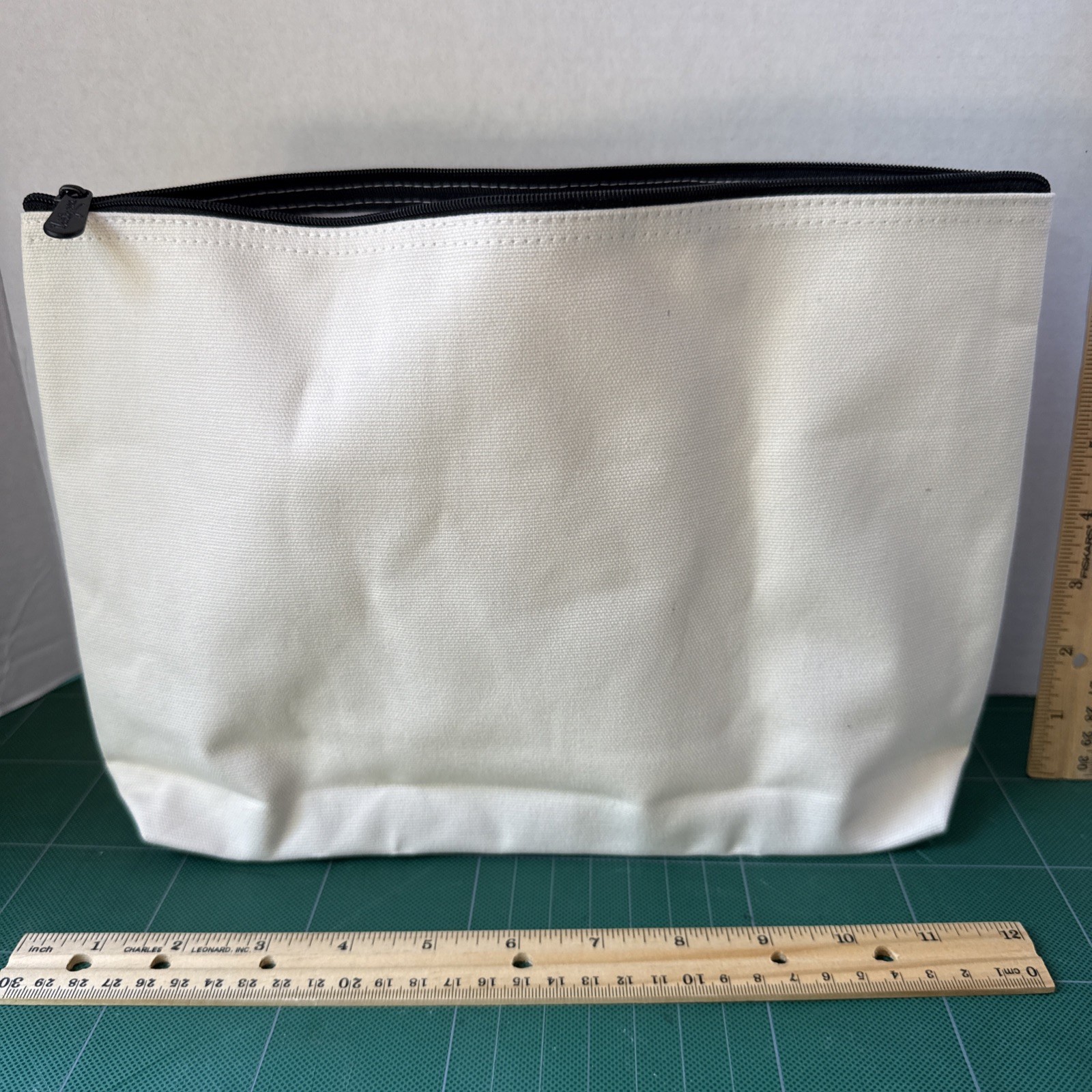Thirty One 31 Cosmetic Zipper Pouch Bag; embroidered with yellow & white daisy.