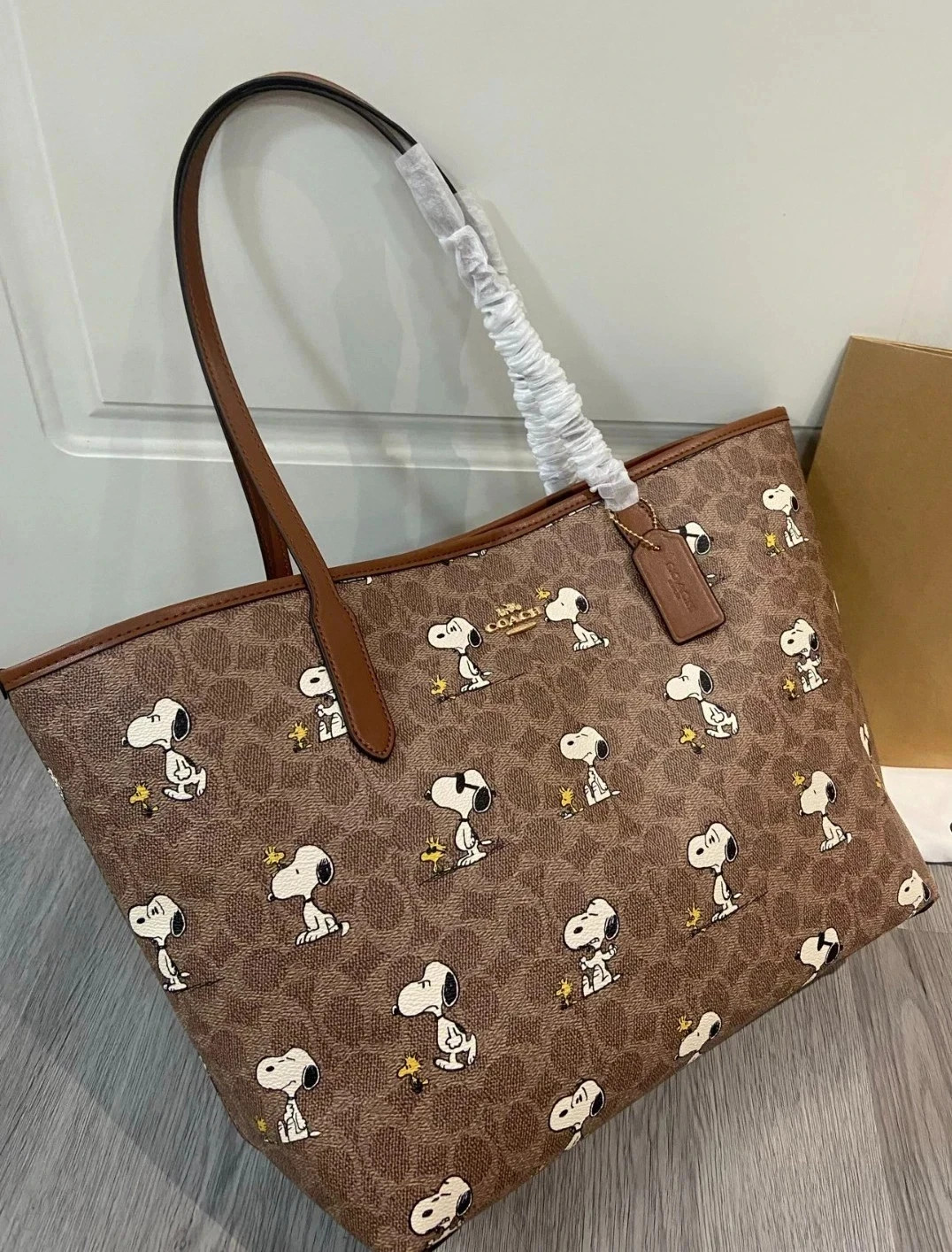 New COACH x PEANUTS CBJ89 City Tote Bag Signature Coated Canvas Snoopy Outlet