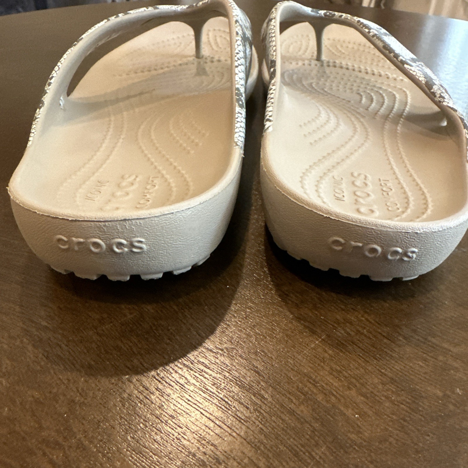 Crocs Kadee II Flip Flops Women’s Size 11 Tan Snakeskin Sandals