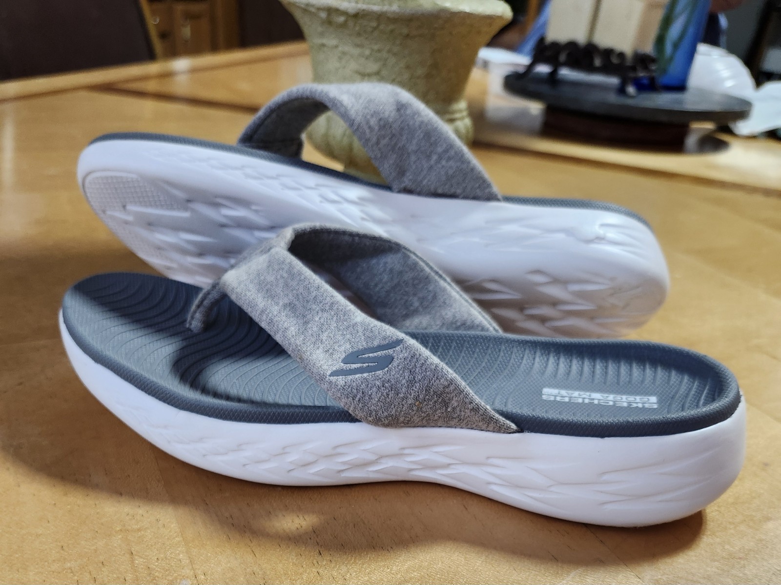 Skechers Flip-Flop Sandals Size 7 $22 Women’s GOGA MAT in Gray Brand New !