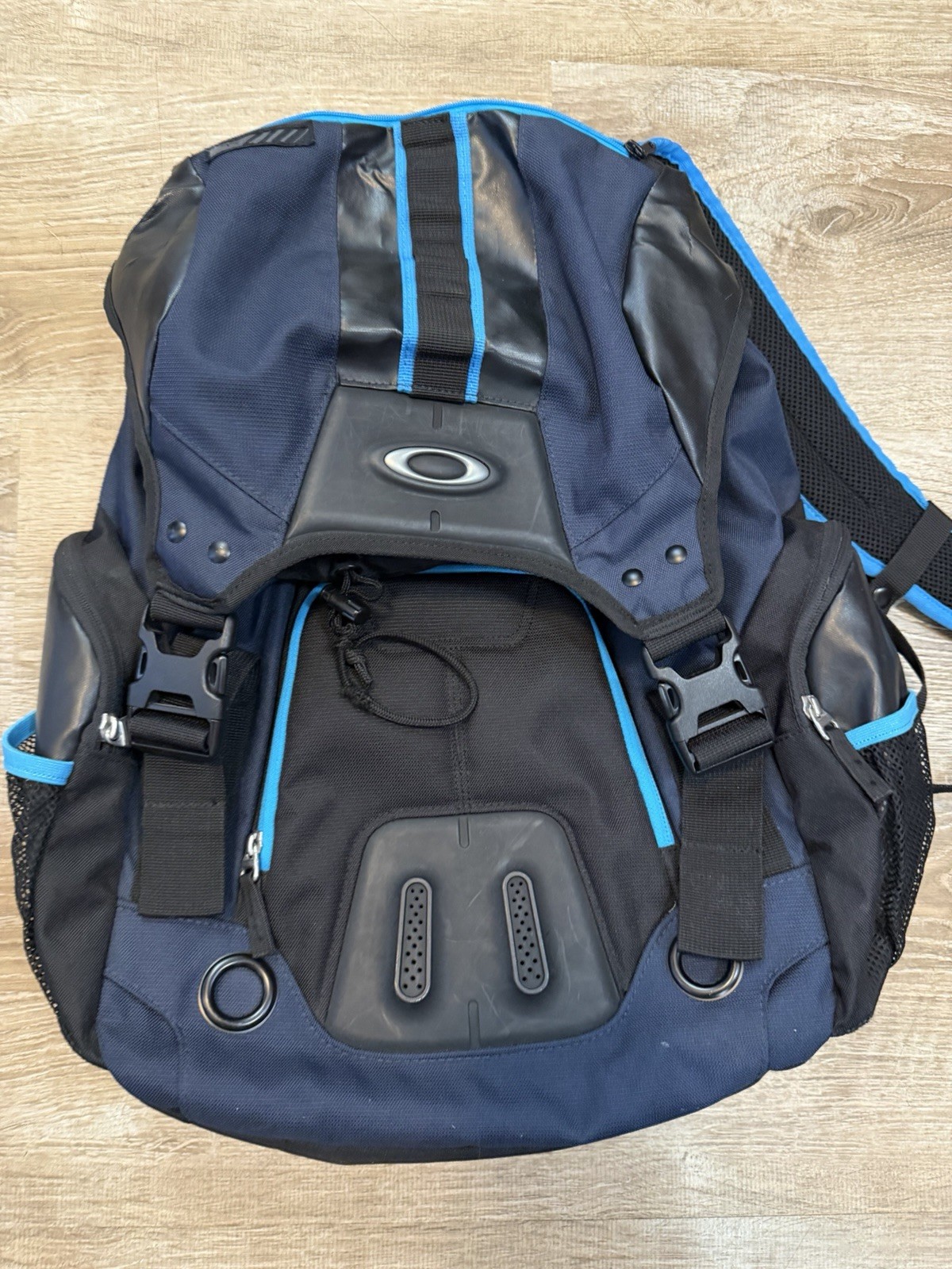 GENUINE Oakley Kitchen Sink Backpack 1 SIZE TALLE UNIQUE!! Nice.