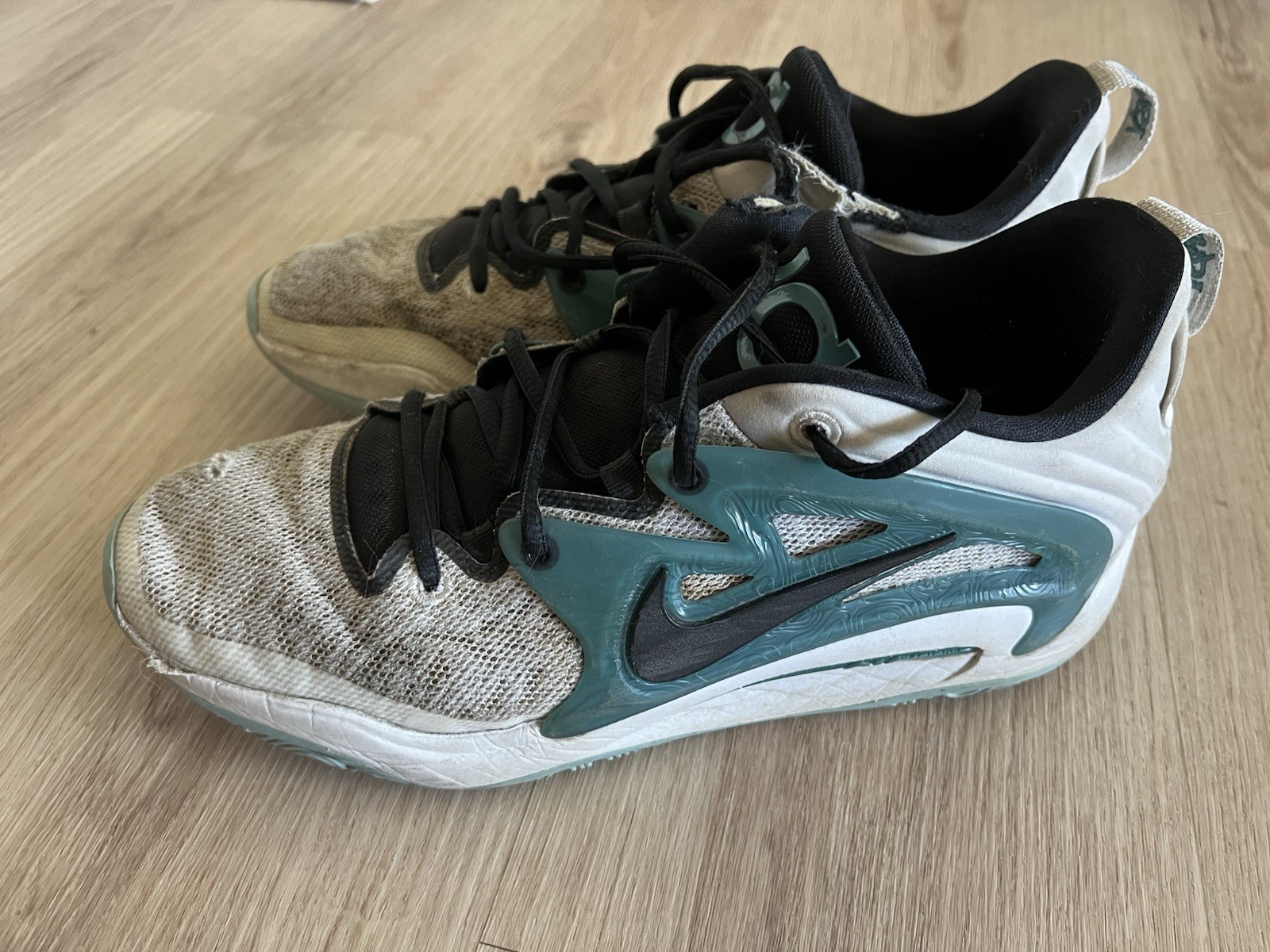 Nike KD 15 Men’s Low Top Mesh Lace-Up Athletic Sneaker White Teal Black