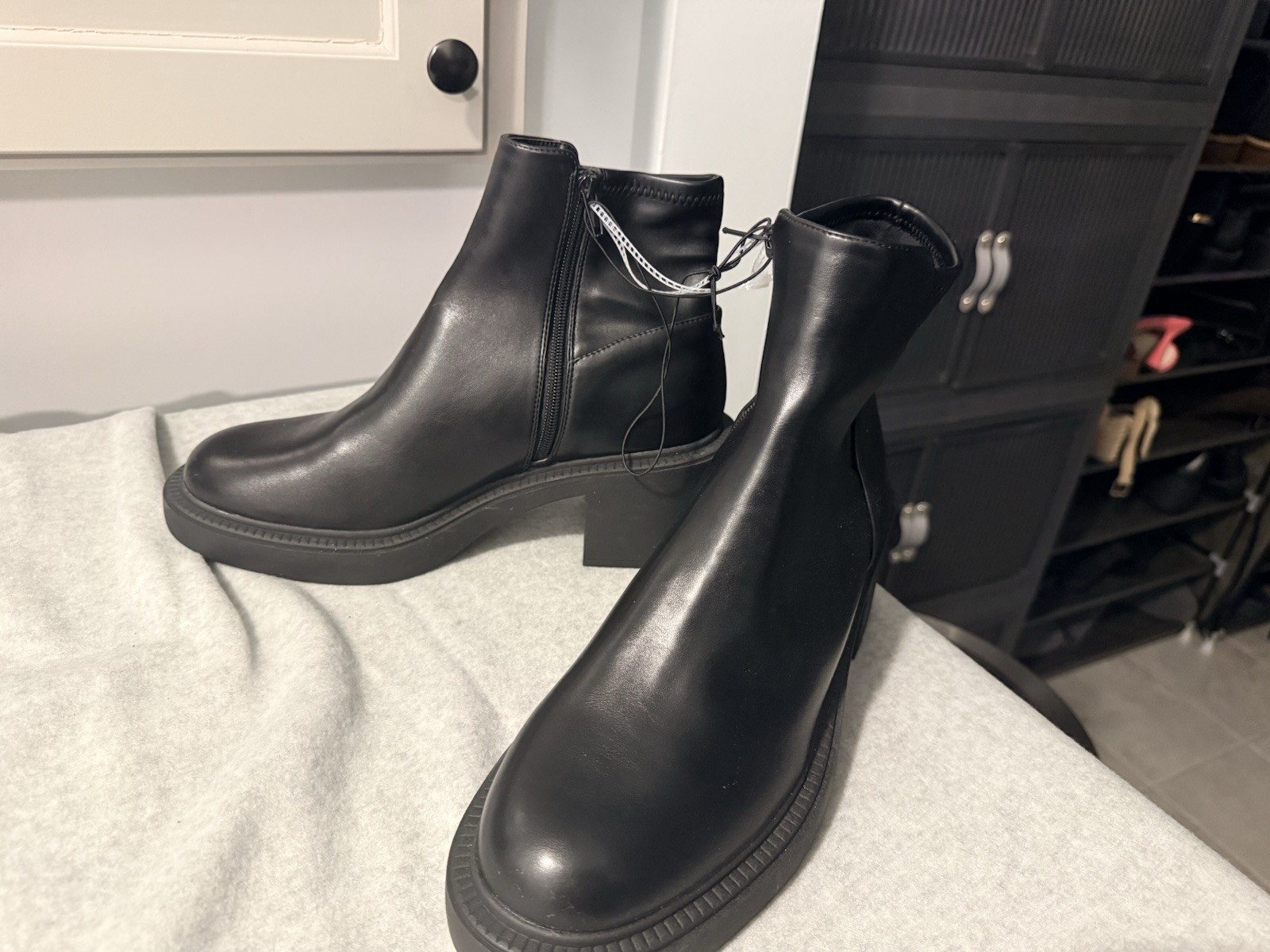 Steve Madden Women’s Chelsea Boots with Block Heal In Black Size 11.6 M US NWT