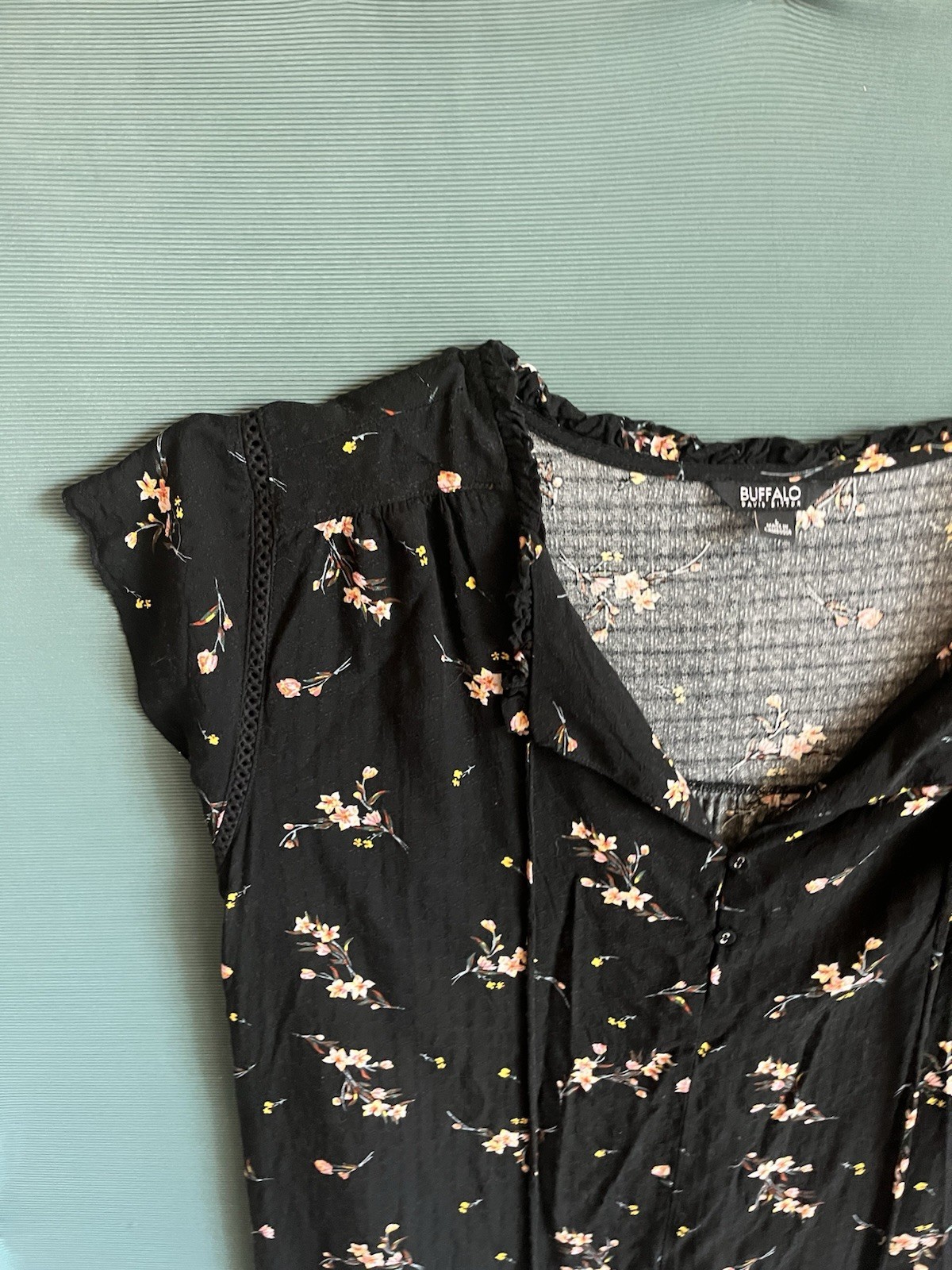 Buffalo David Bitton Women’s L Regular Black Floral V-Neck Cap Sleeve Blouse